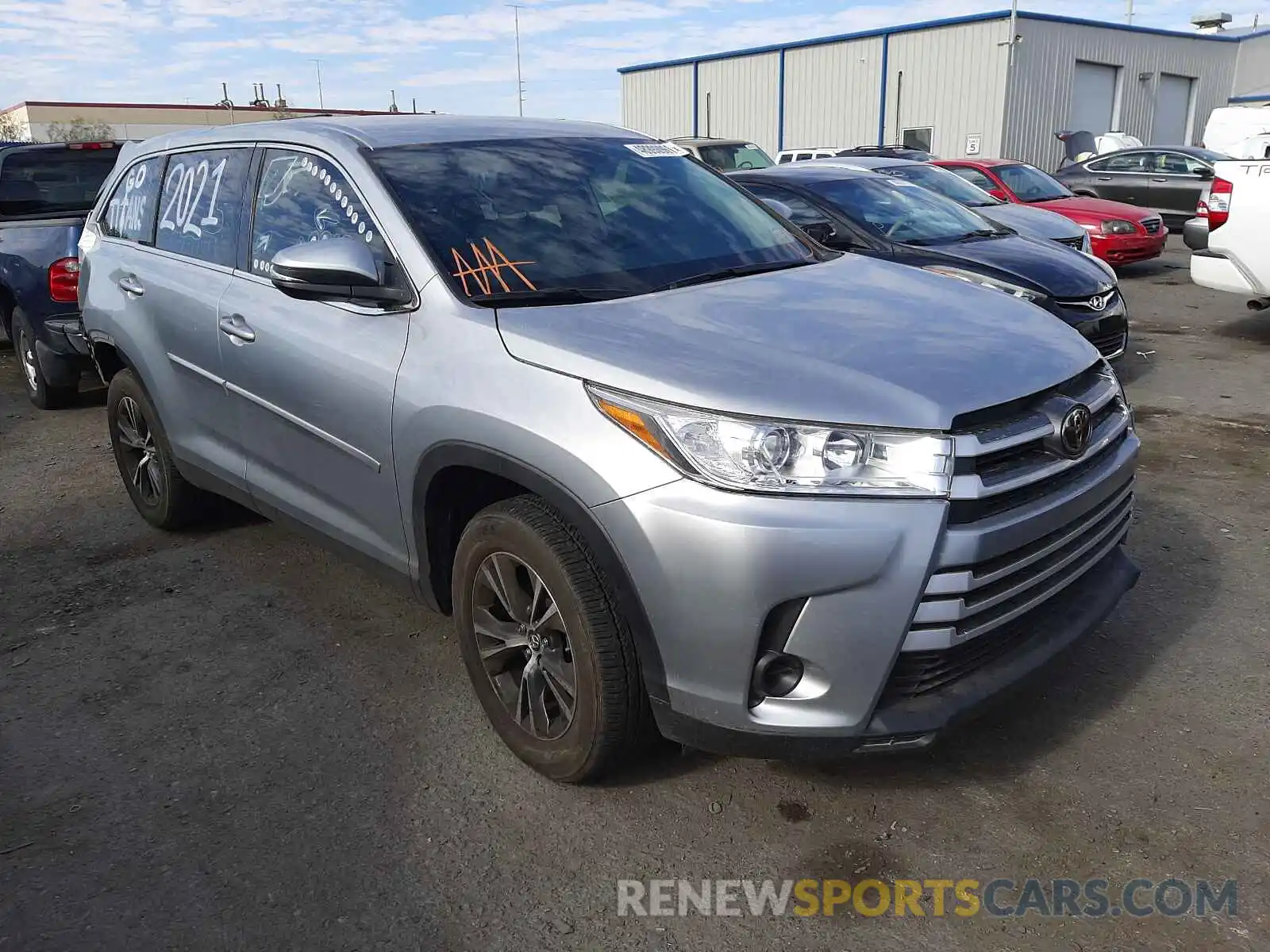 1 Photograph of a damaged car 5TDZZRFH5KS360010 TOYOTA HIGHLANDER 2019