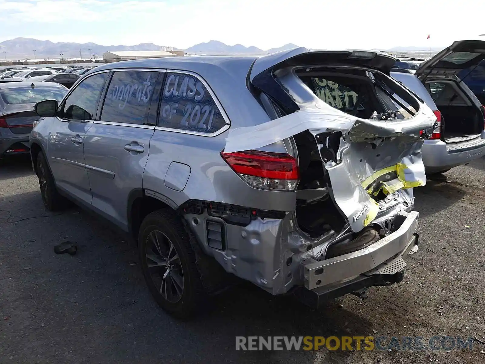 3 Photograph of a damaged car 5TDZZRFH5KS360010 TOYOTA HIGHLANDER 2019