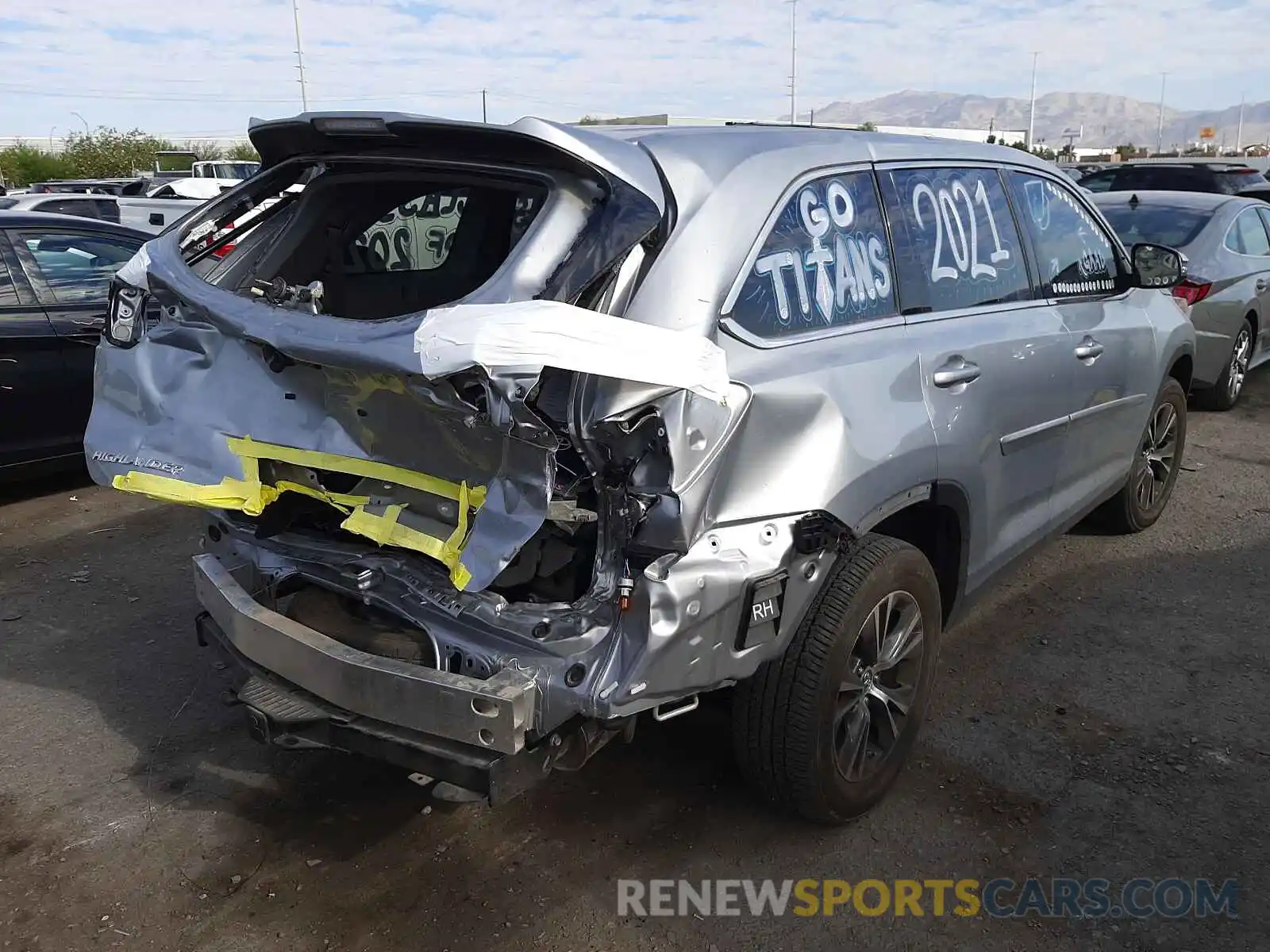 4 Photograph of a damaged car 5TDZZRFH5KS360010 TOYOTA HIGHLANDER 2019