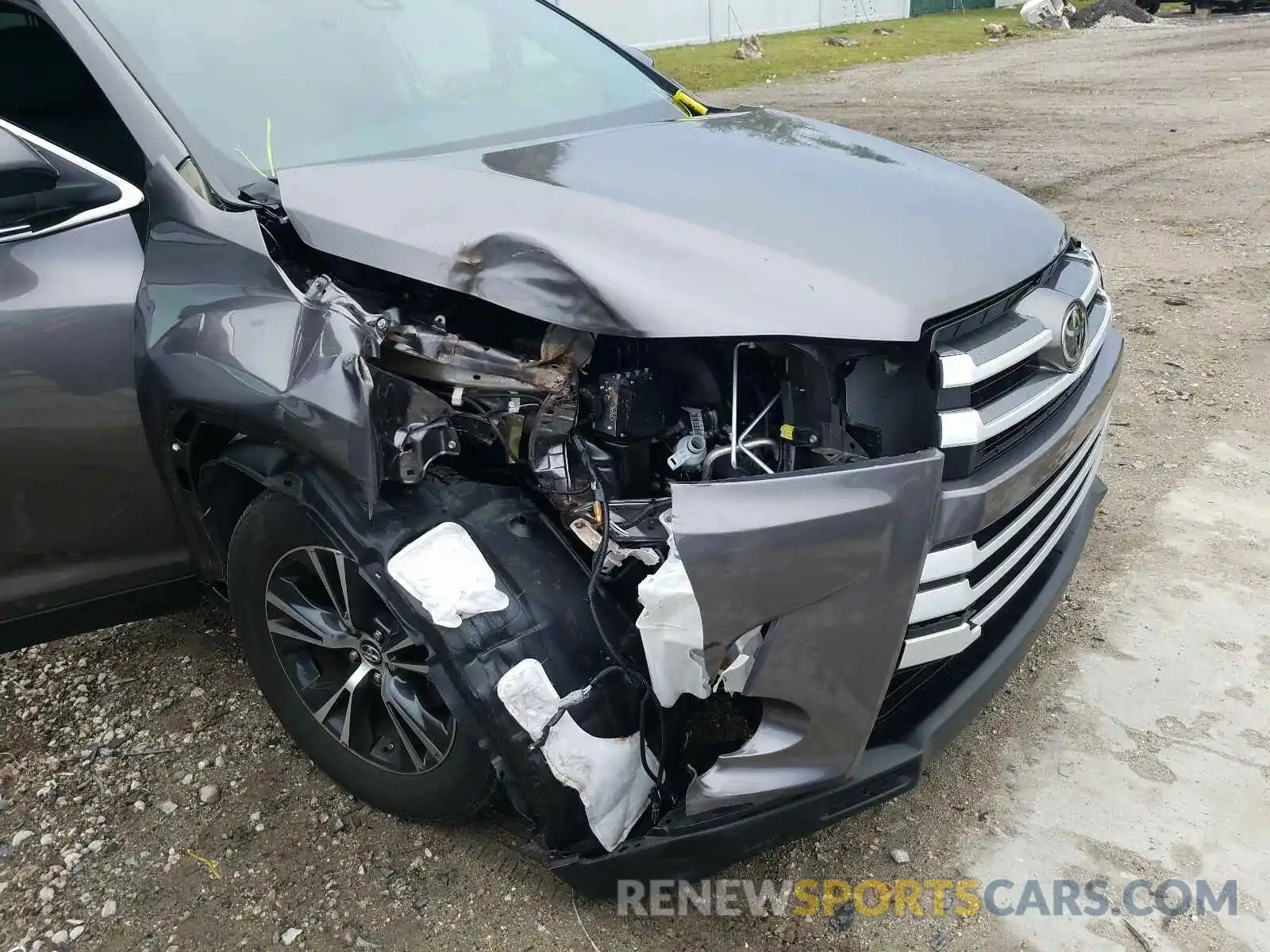 9 Photograph of a damaged car 5TDZZRFH5KS360802 TOYOTA HIGHLANDER 2019
