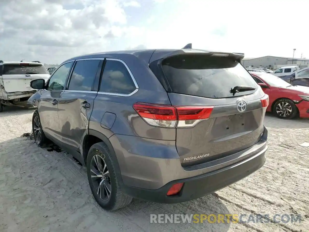 3 Photograph of a damaged car 5TDZZRFH5KS365319 TOYOTA HIGHLANDER 2019