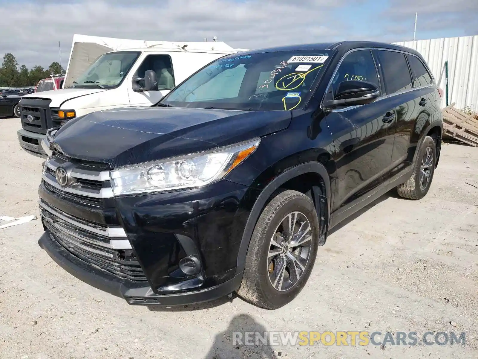 2 Photograph of a damaged car 5TDZZRFH5KS368849 TOYOTA HIGHLANDER 2019