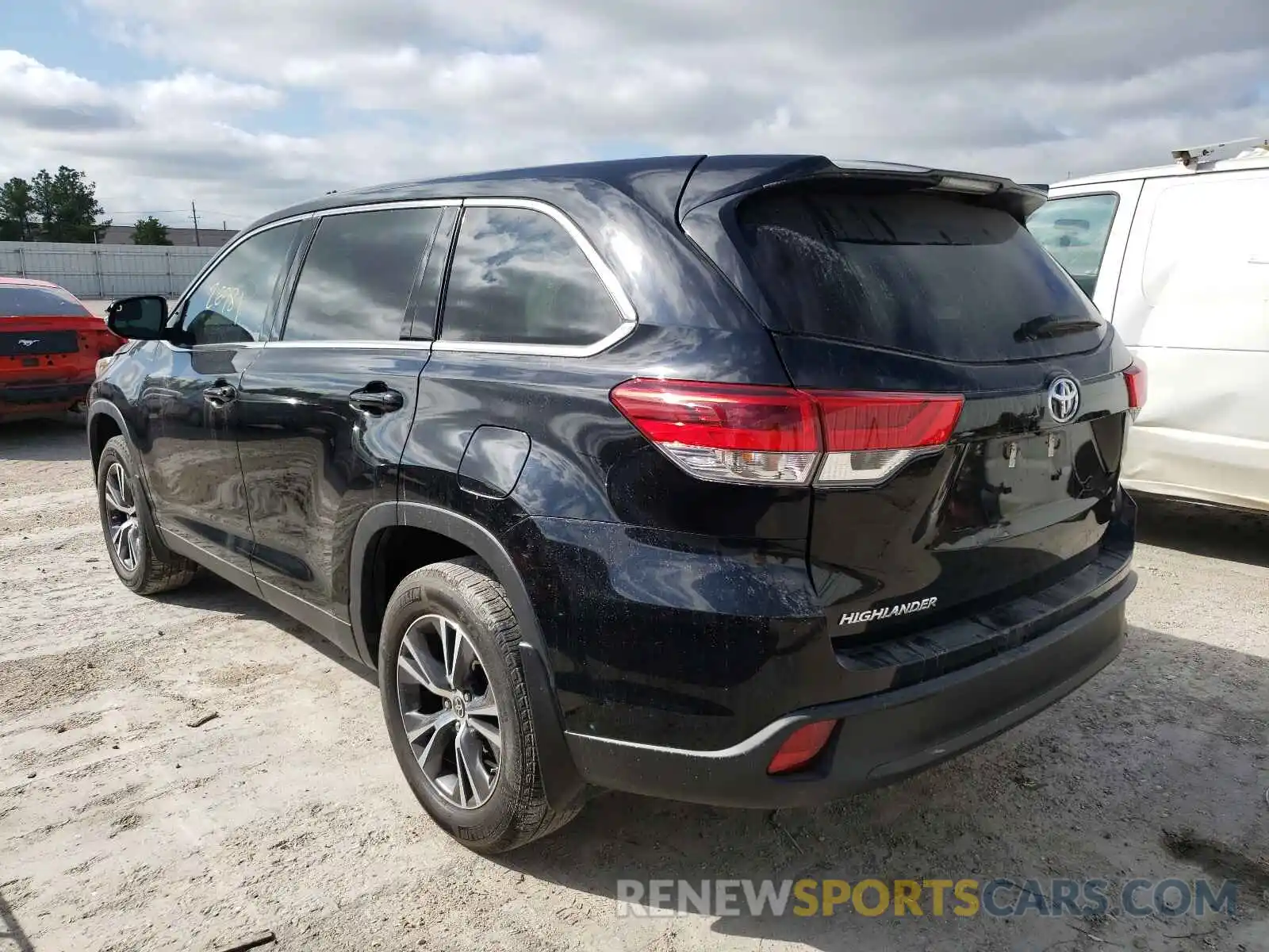 3 Photograph of a damaged car 5TDZZRFH5KS368849 TOYOTA HIGHLANDER 2019