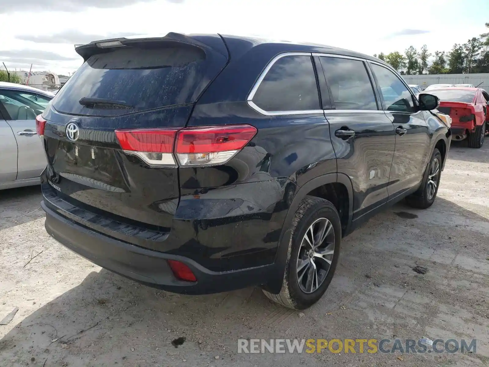 4 Photograph of a damaged car 5TDZZRFH5KS368849 TOYOTA HIGHLANDER 2019