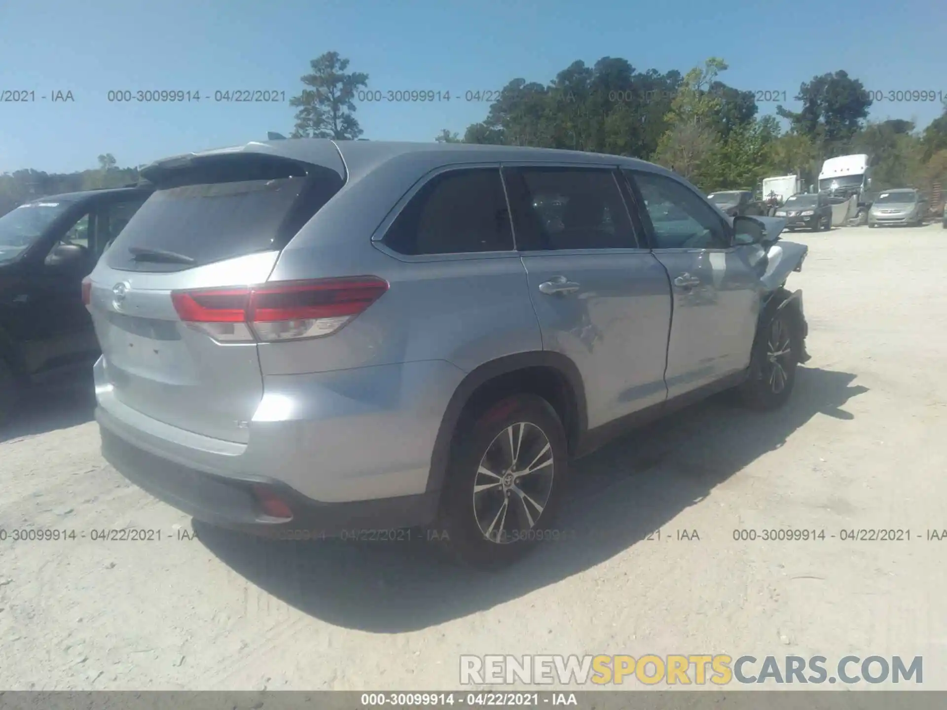 4 Photograph of a damaged car 5TDZZRFH5KS369709 TOYOTA HIGHLANDER 2019