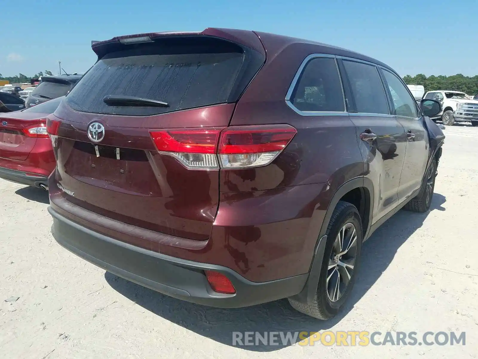 4 Photograph of a damaged car 5TDZZRFH5KS369855 TOYOTA HIGHLANDER 2019