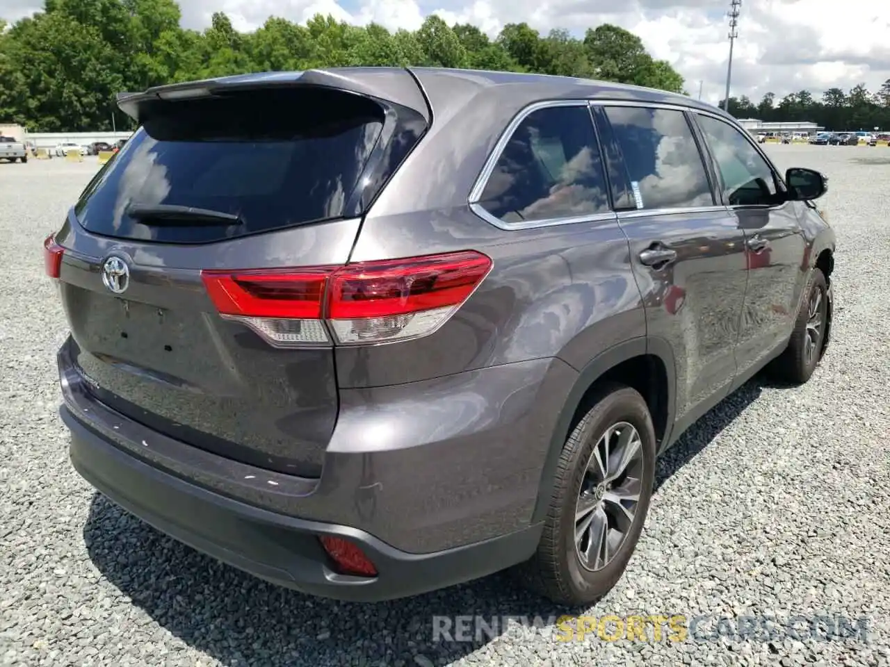 4 Photograph of a damaged car 5TDZZRFH5KS370147 TOYOTA HIGHLANDER 2019