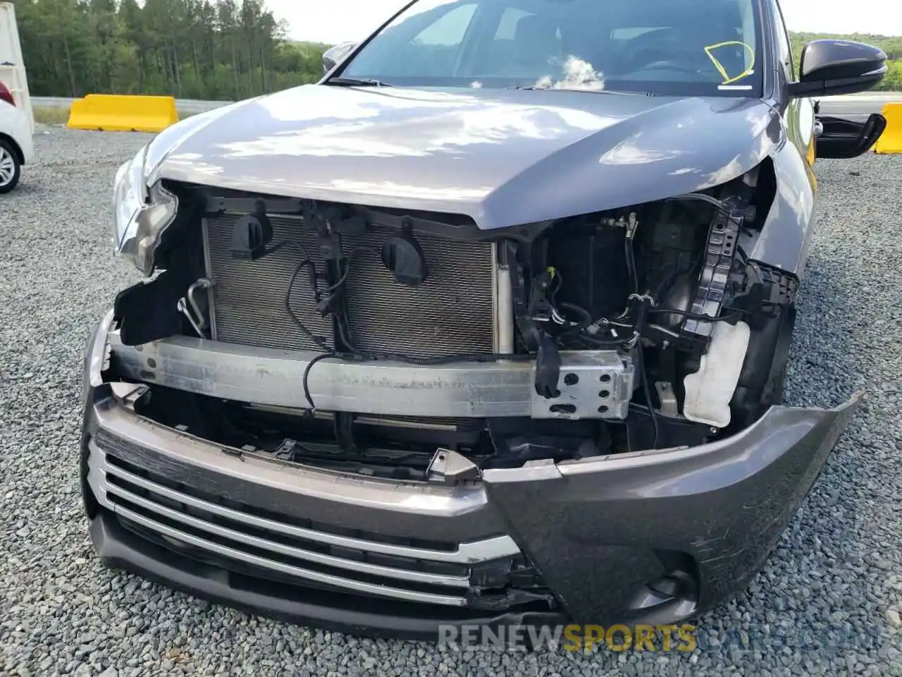 9 Photograph of a damaged car 5TDZZRFH5KS370147 TOYOTA HIGHLANDER 2019