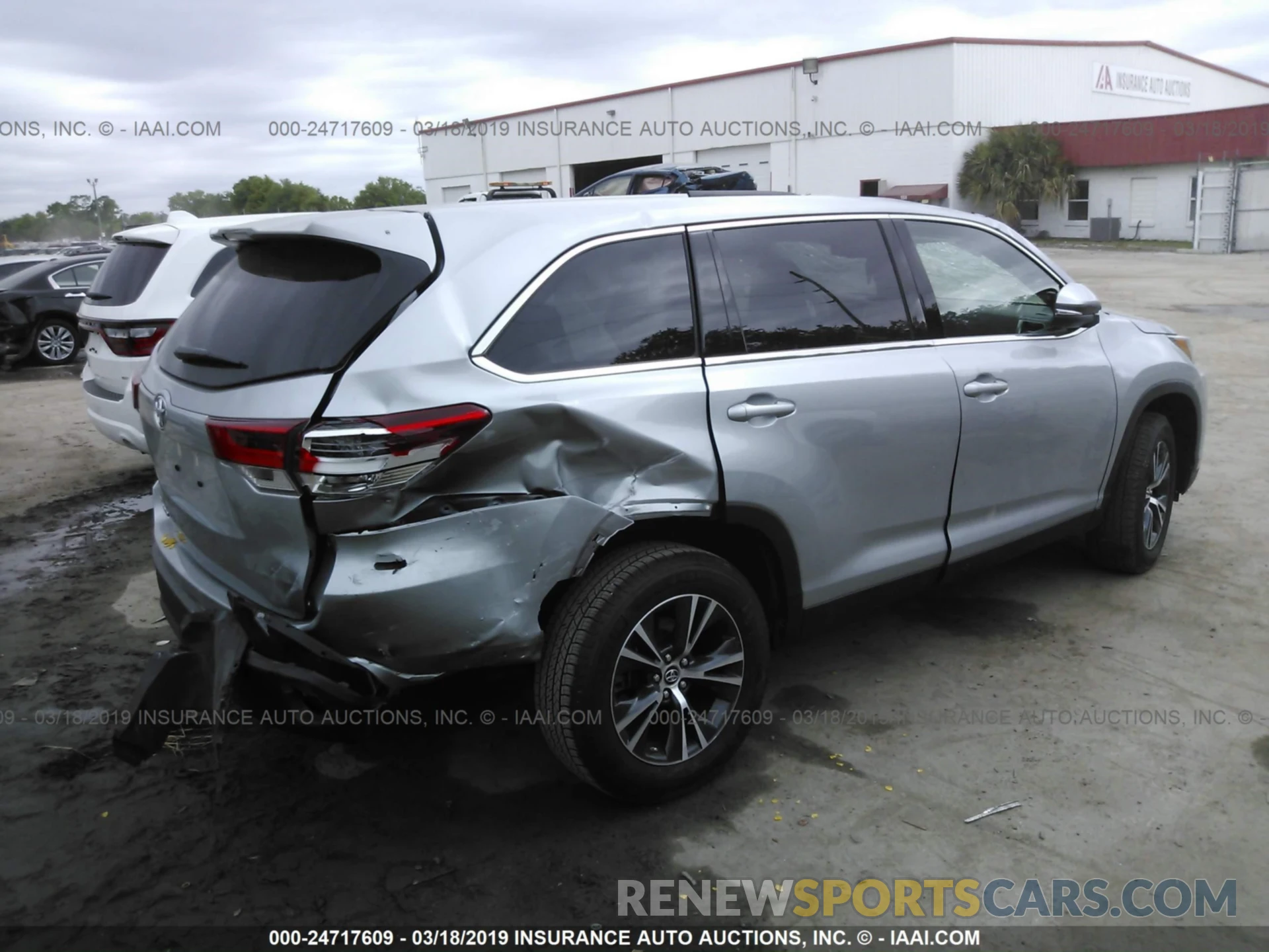 4 Photograph of a damaged car 5TDZZRFH6KS292929 TOYOTA HIGHLANDER 2019