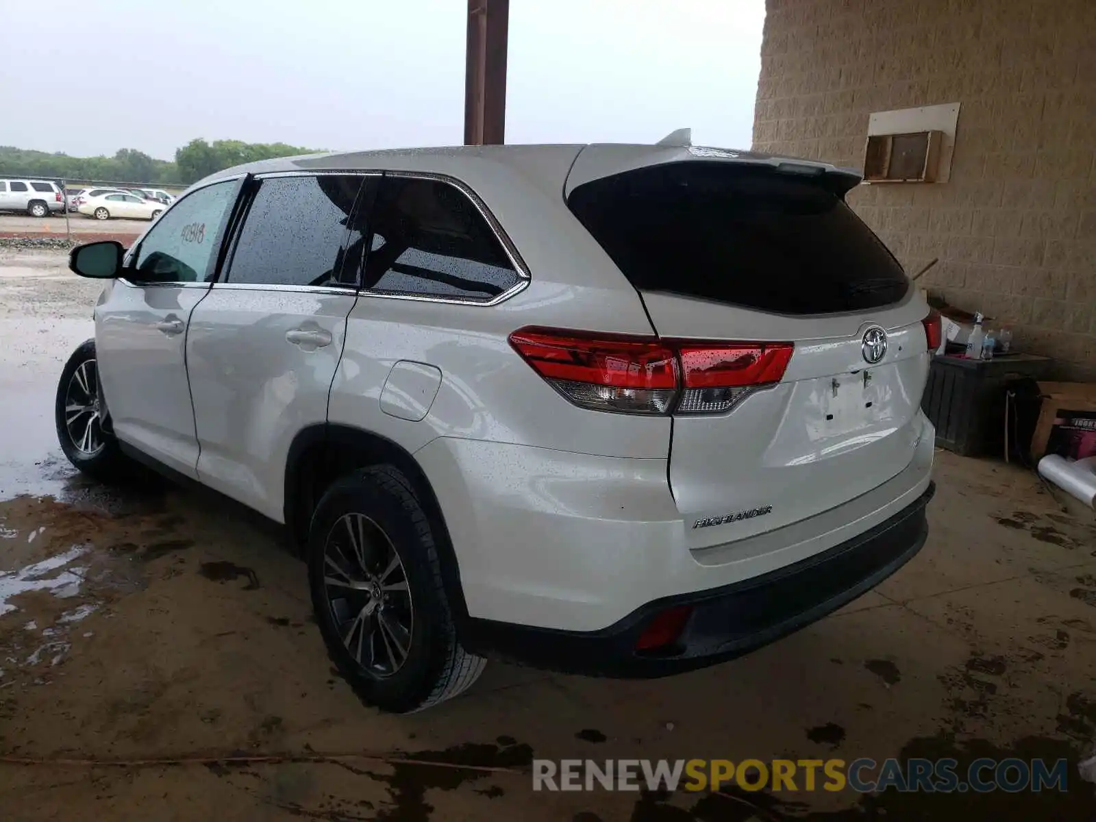 3 Photograph of a damaged car 5TDZZRFH6KS293353 TOYOTA HIGHLANDER 2019