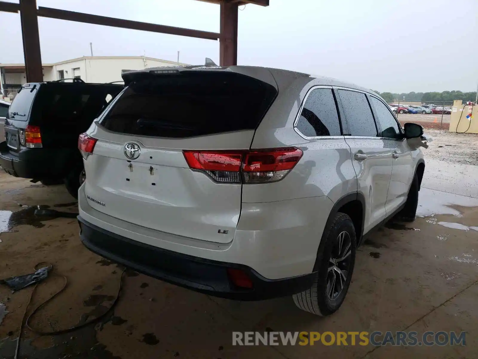 4 Photograph of a damaged car 5TDZZRFH6KS293353 TOYOTA HIGHLANDER 2019