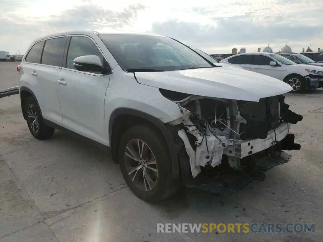 1 Photograph of a damaged car 5TDZZRFH6KS295703 TOYOTA HIGHLANDER 2019