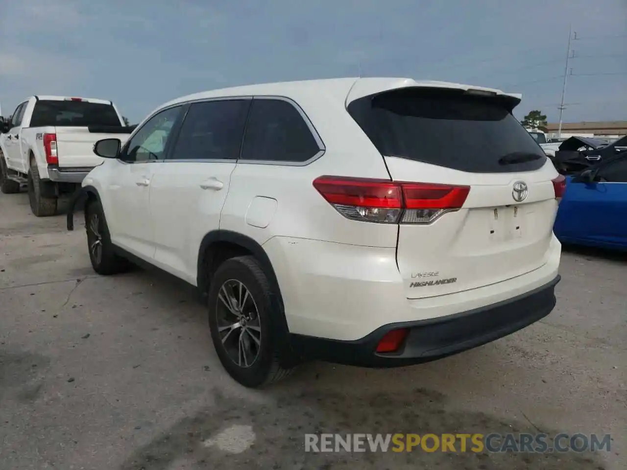 3 Photograph of a damaged car 5TDZZRFH6KS295703 TOYOTA HIGHLANDER 2019