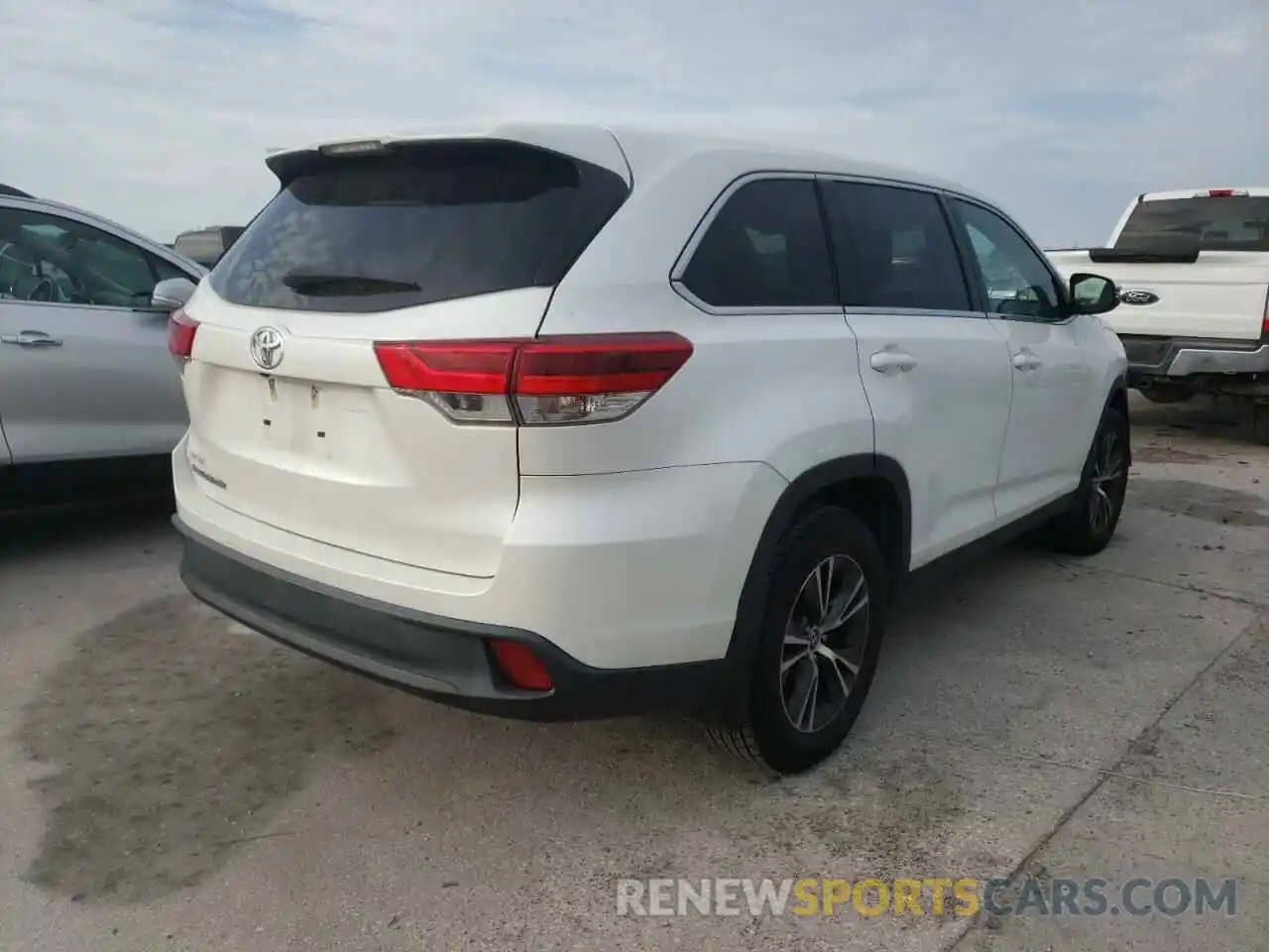 4 Photograph of a damaged car 5TDZZRFH6KS295703 TOYOTA HIGHLANDER 2019