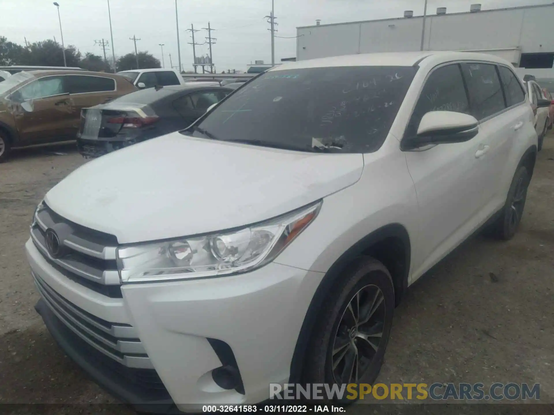 2 Photograph of a damaged car 5TDZZRFH6KS297824 TOYOTA HIGHLANDER 2019