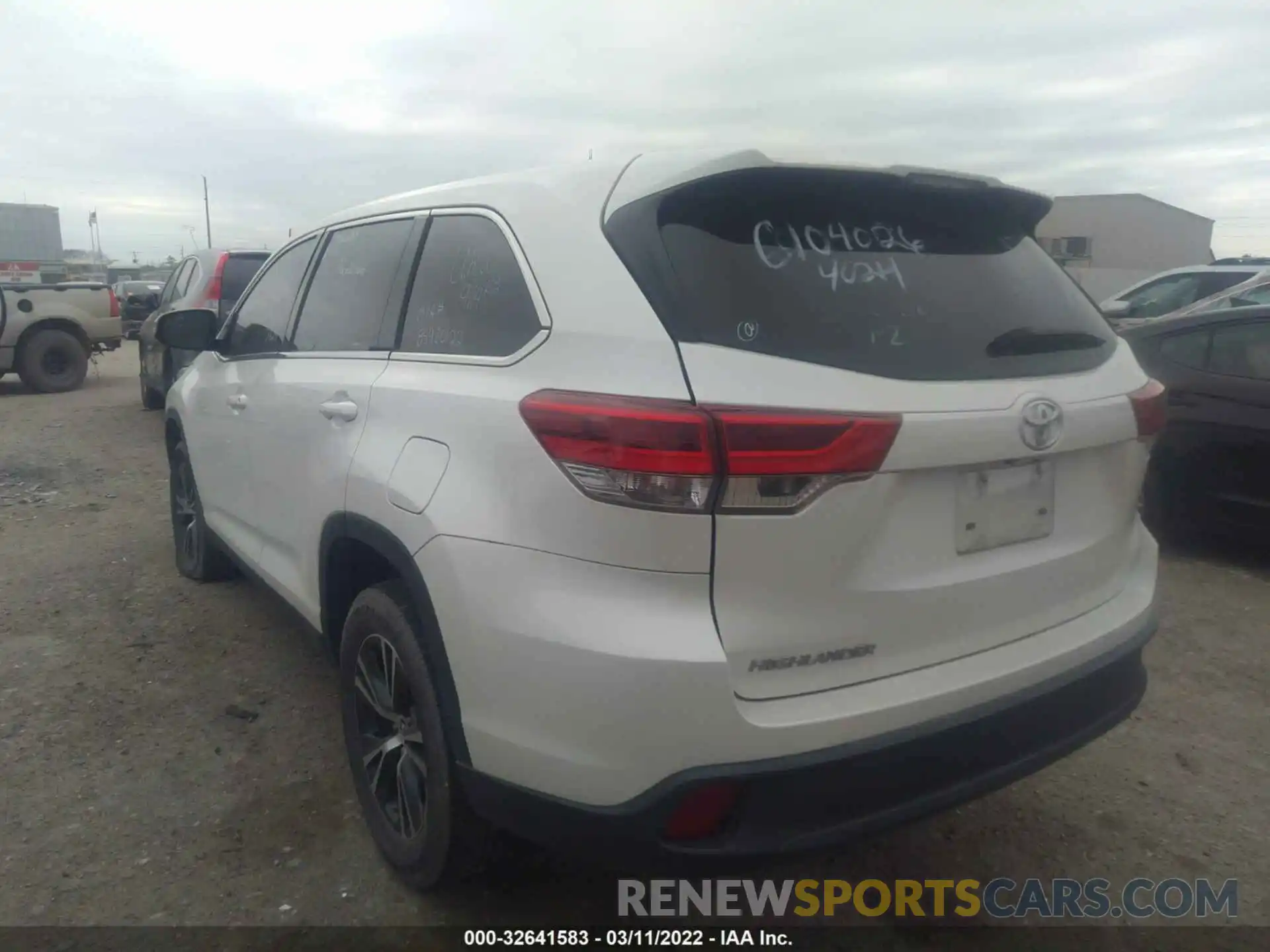 3 Photograph of a damaged car 5TDZZRFH6KS297824 TOYOTA HIGHLANDER 2019