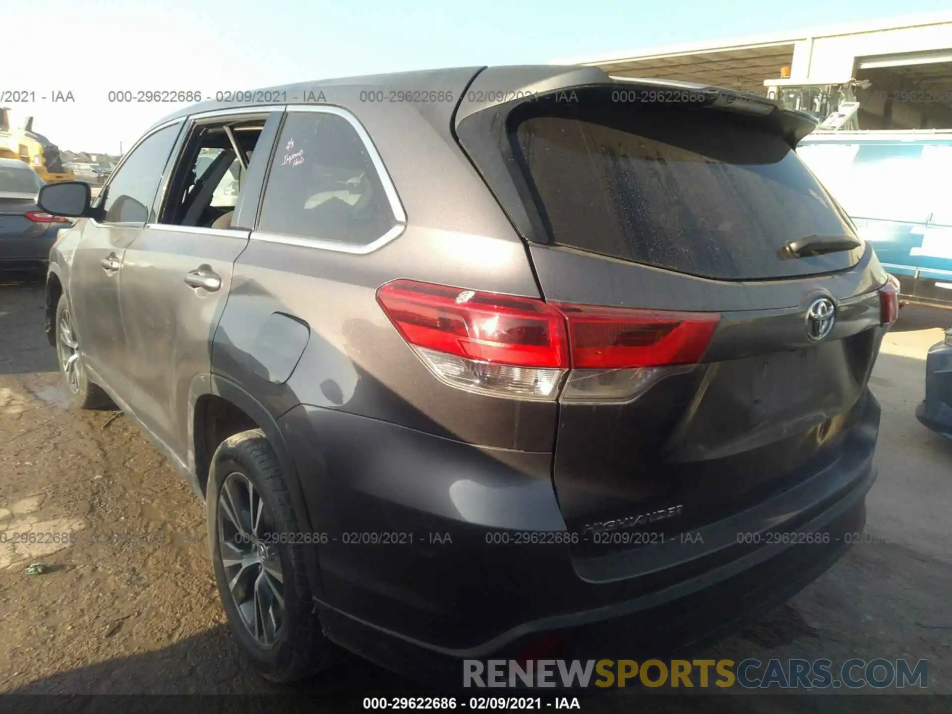 3 Photograph of a damaged car 5TDZZRFH6KS298343 TOYOTA HIGHLANDER 2019