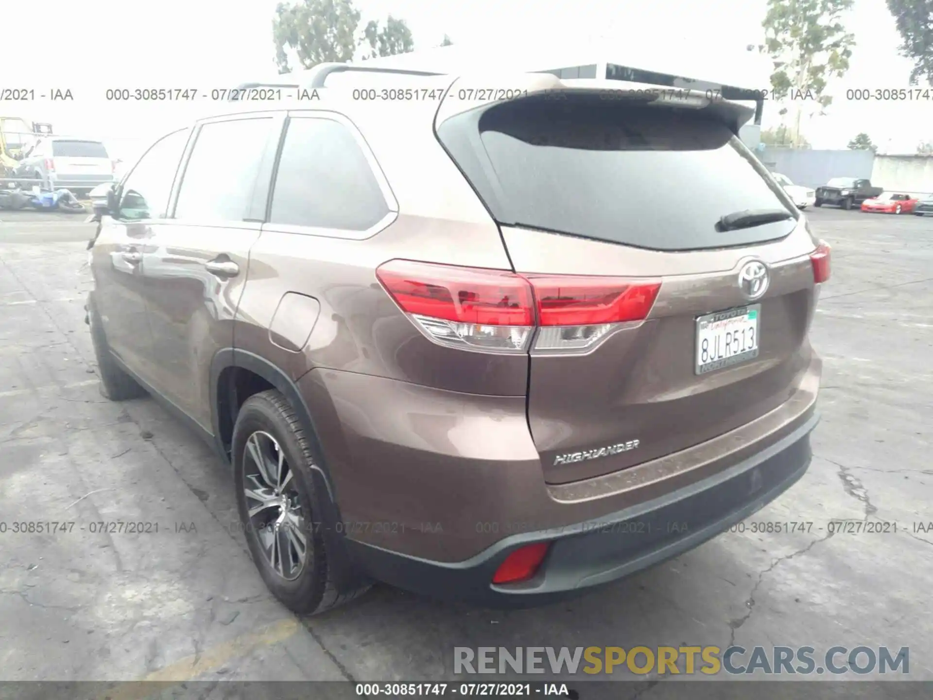 3 Photograph of a damaged car 5TDZZRFH6KS302004 TOYOTA HIGHLANDER 2019