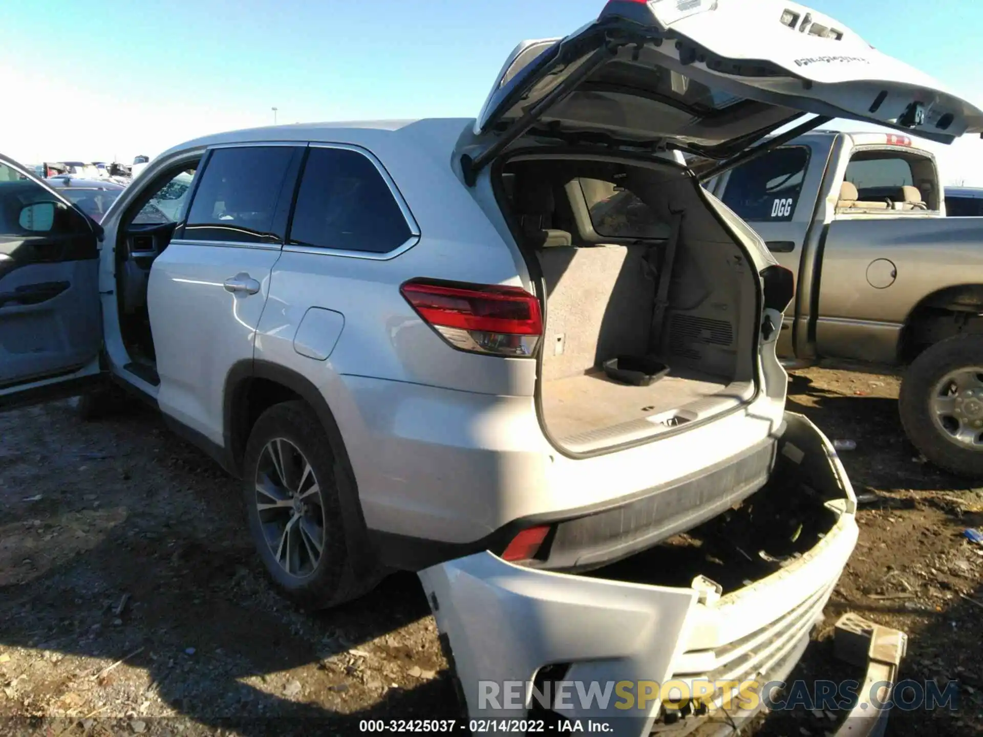 3 Photograph of a damaged car 5TDZZRFH6KS302679 TOYOTA HIGHLANDER 2019