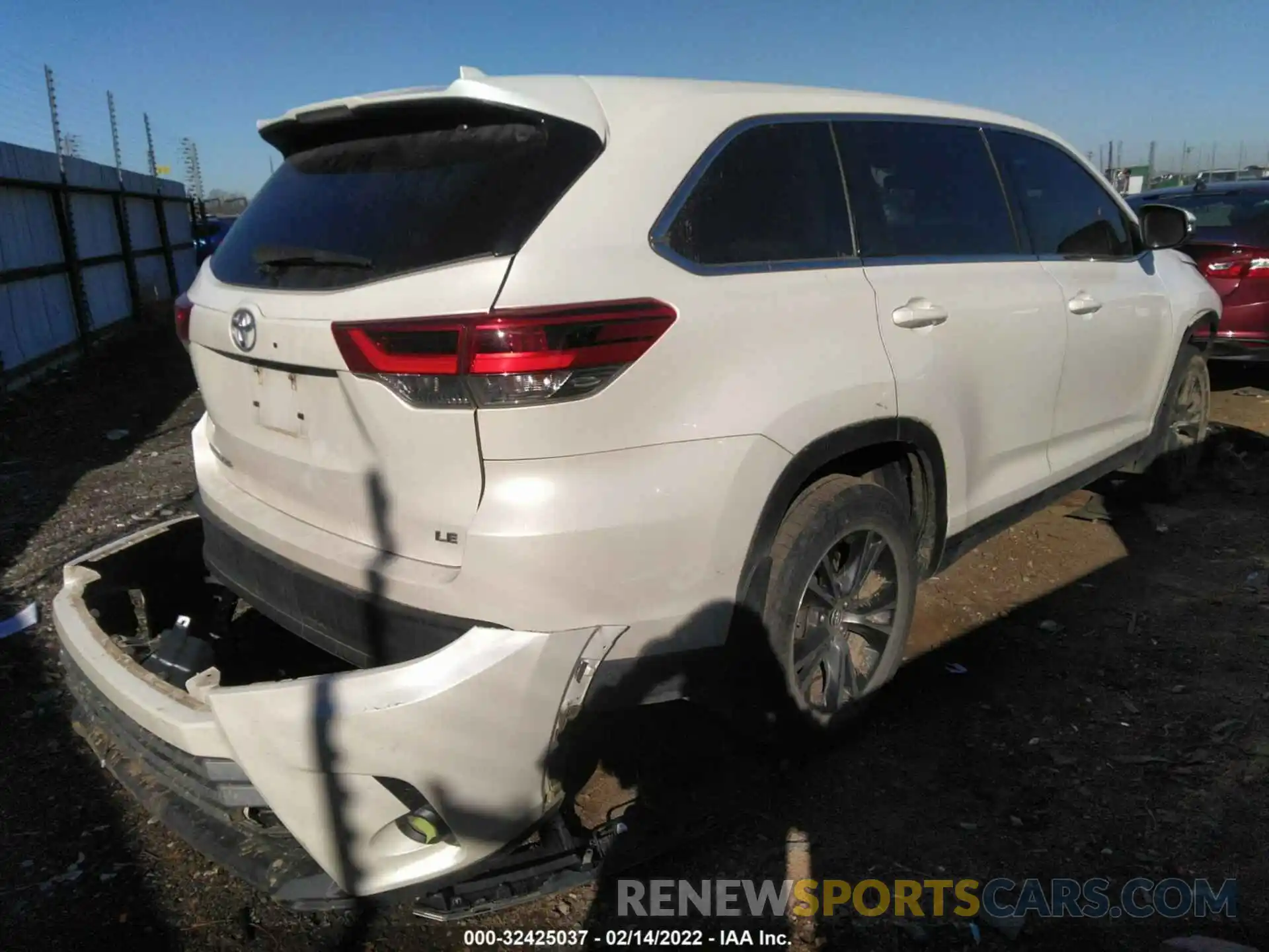 4 Photograph of a damaged car 5TDZZRFH6KS302679 TOYOTA HIGHLANDER 2019