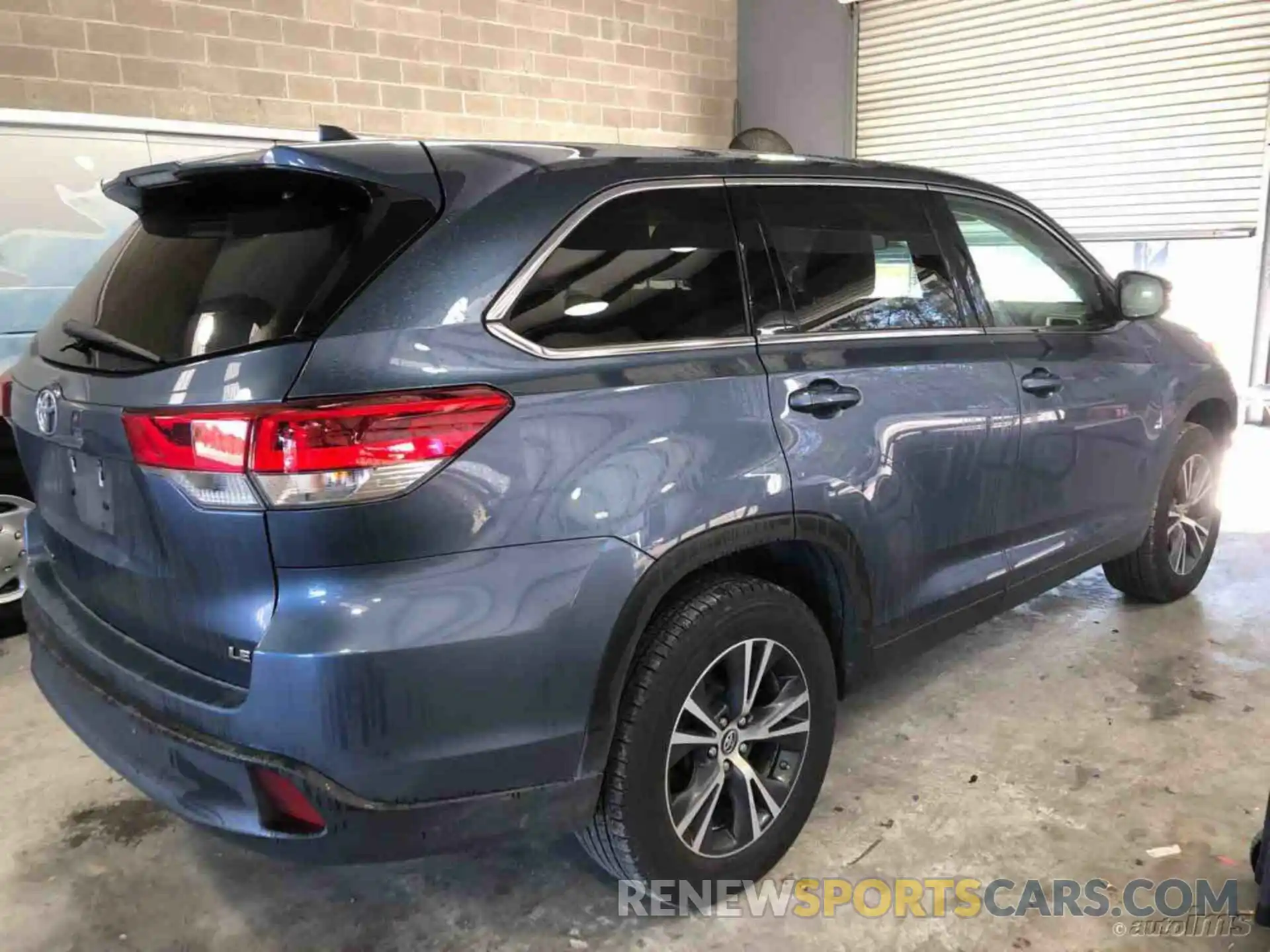 2 Photograph of a damaged car 5TDZZRFH6KS305162 TOYOTA HIGHLANDER 2019