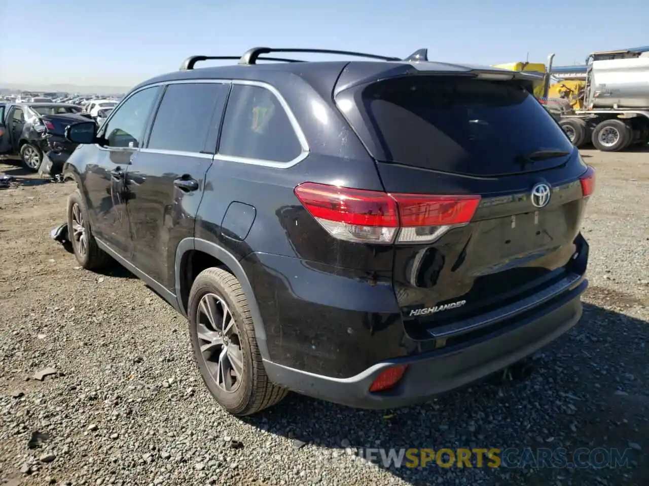 3 Photograph of a damaged car 5TDZZRFH6KS306084 TOYOTA HIGHLANDER 2019