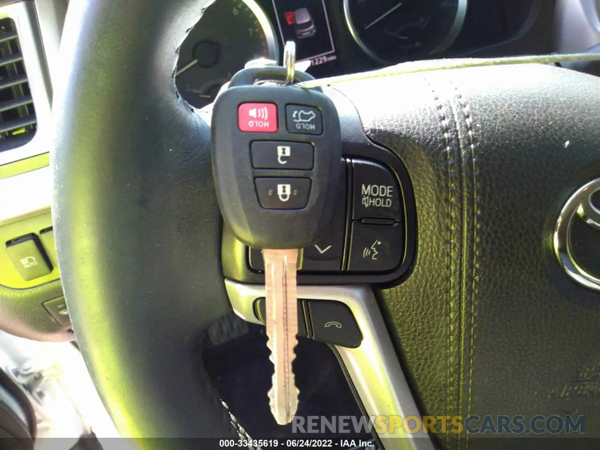 11 Photograph of a damaged car 5TDZZRFH6KS312158 TOYOTA HIGHLANDER 2019