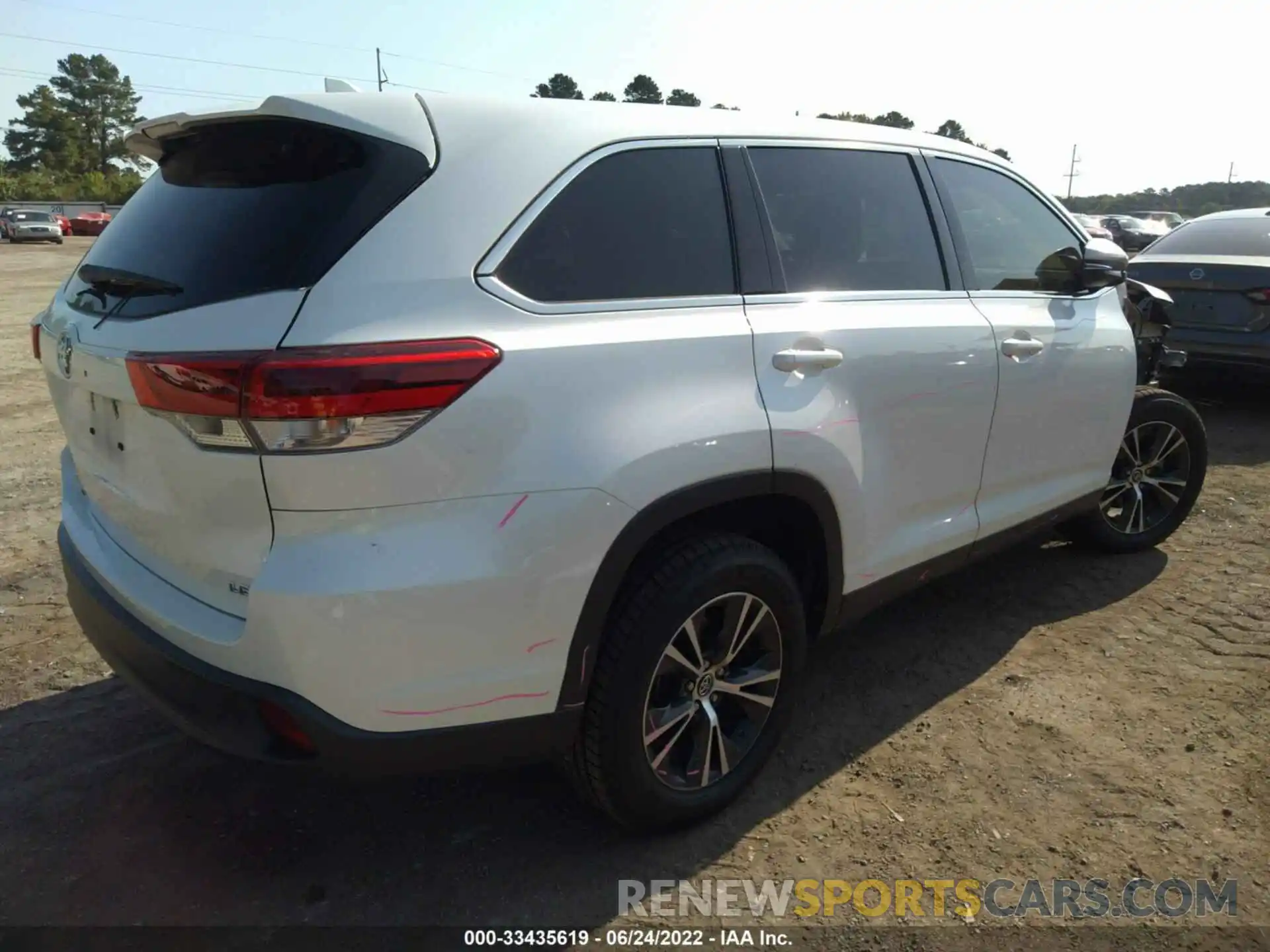 4 Photograph of a damaged car 5TDZZRFH6KS312158 TOYOTA HIGHLANDER 2019