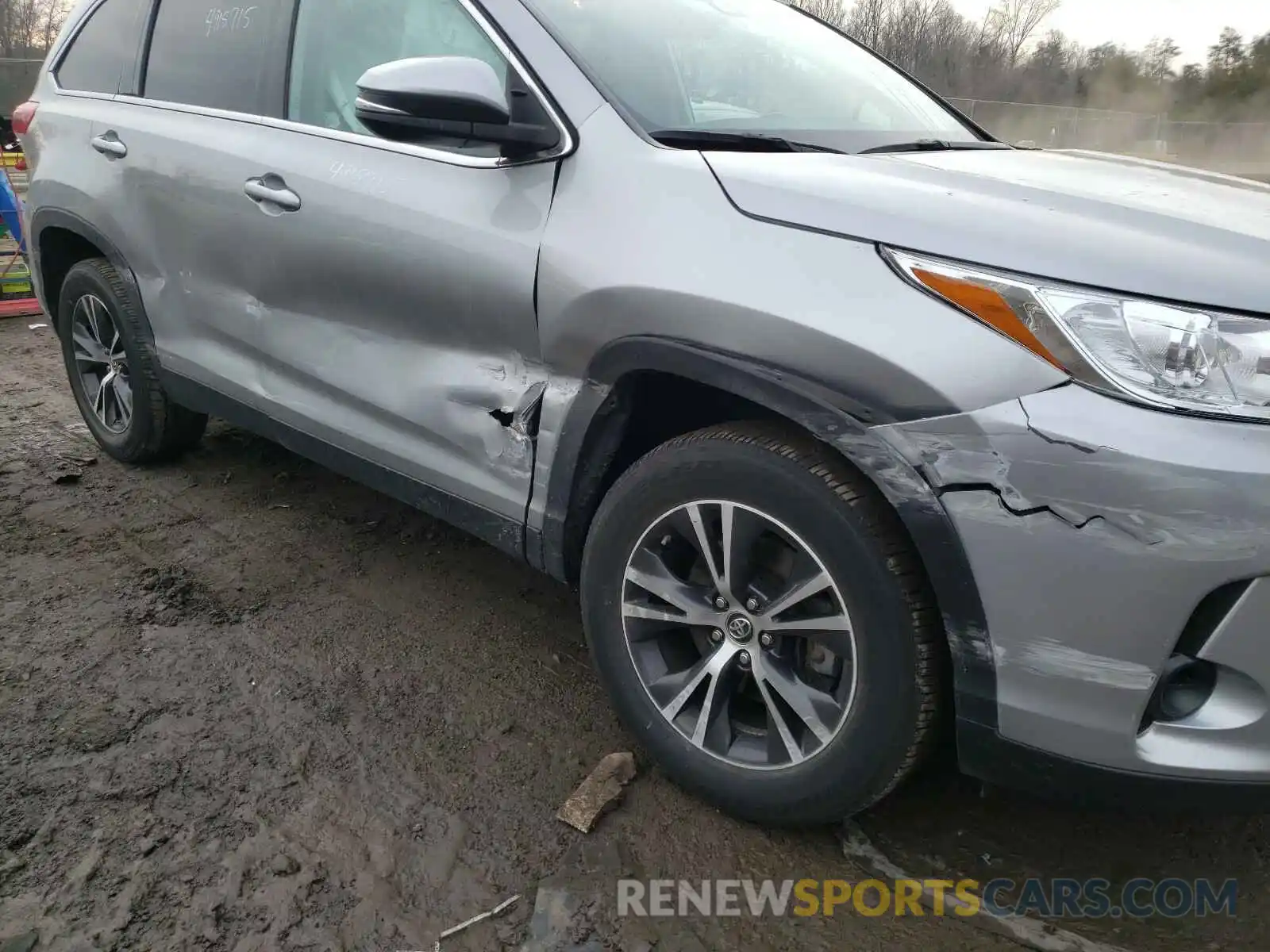 9 Photograph of a damaged car 5TDZZRFH6KS313696 TOYOTA HIGHLANDER 2019