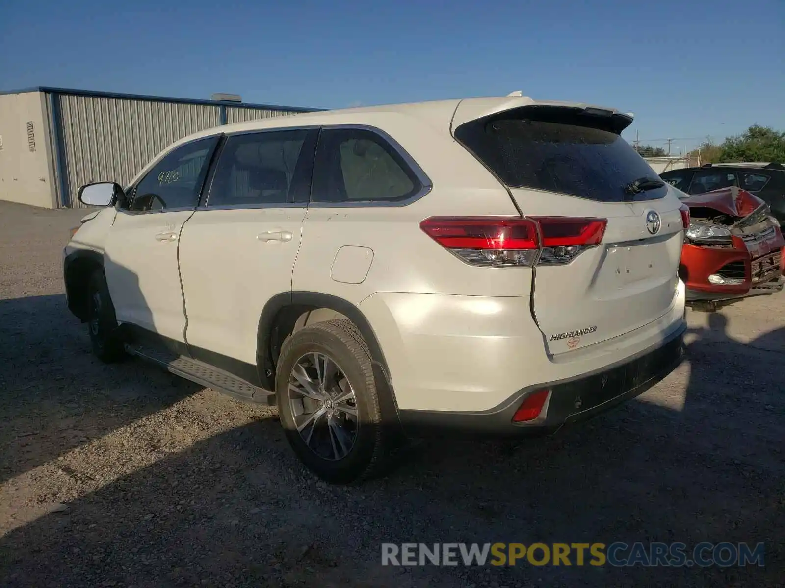 3 Photograph of a damaged car 5TDZZRFH6KS315433 TOYOTA HIGHLANDER 2019