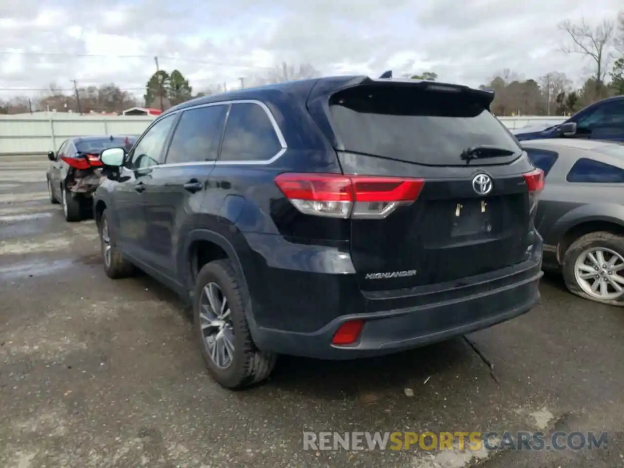 3 Photograph of a damaged car 5TDZZRFH6KS321488 TOYOTA HIGHLANDER 2019