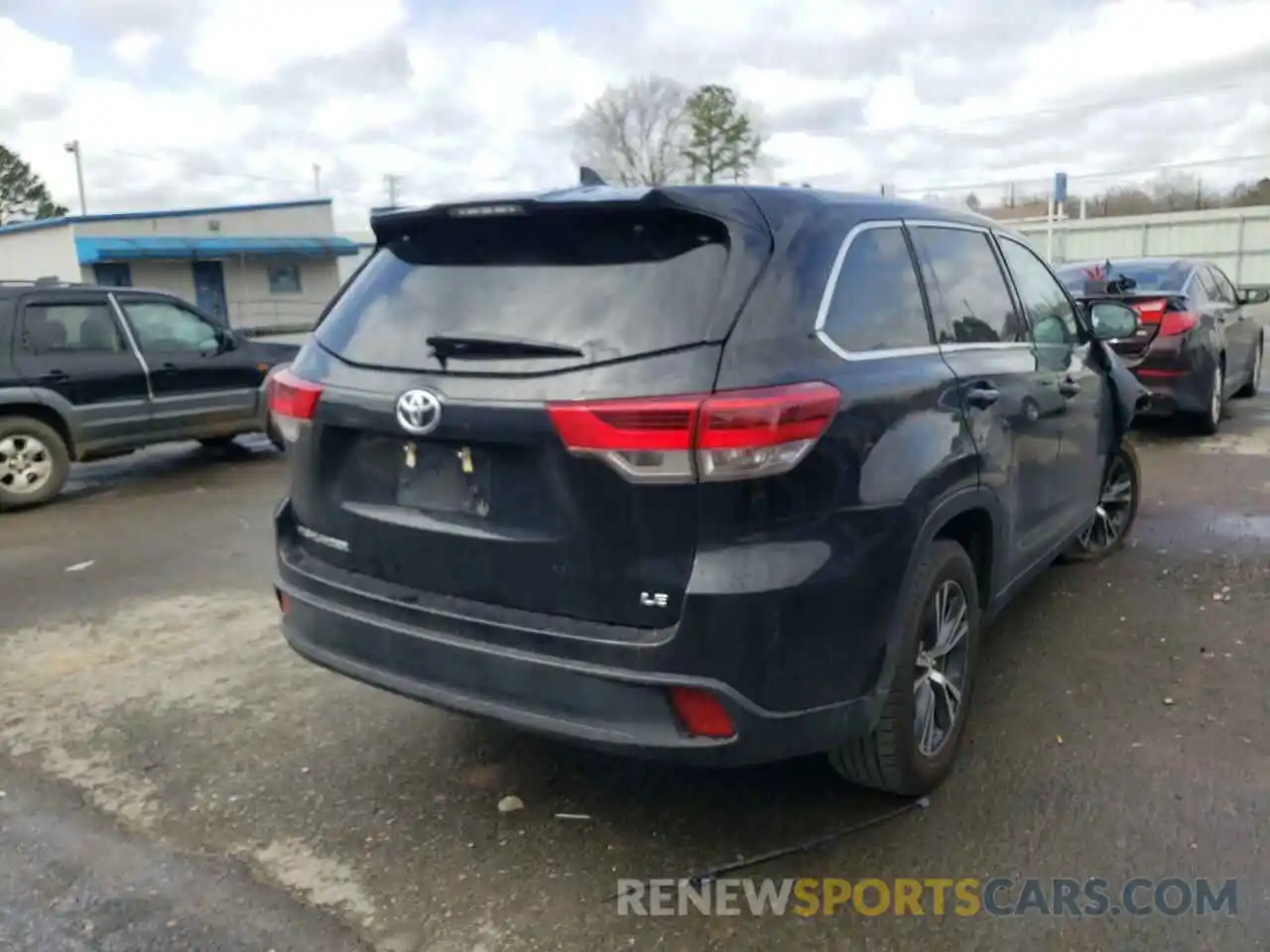 4 Photograph of a damaged car 5TDZZRFH6KS321488 TOYOTA HIGHLANDER 2019