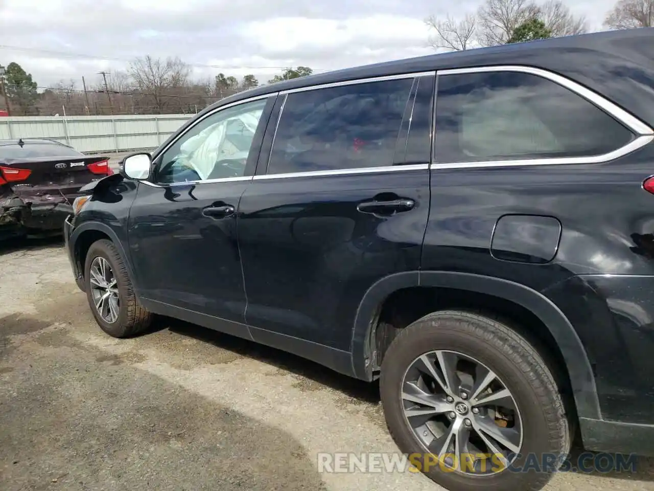 9 Photograph of a damaged car 5TDZZRFH6KS321488 TOYOTA HIGHLANDER 2019