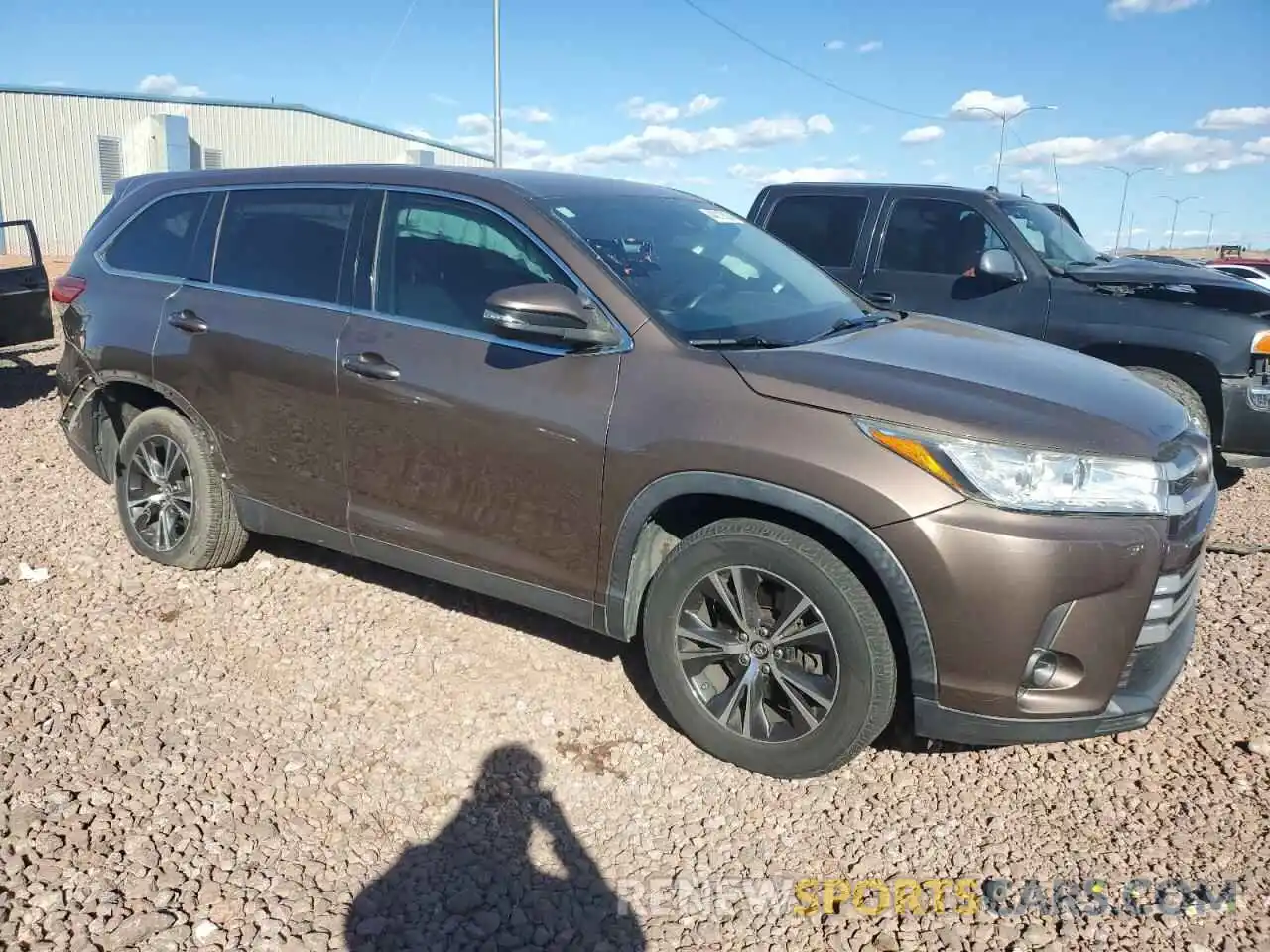 4 Photograph of a damaged car 5TDZZRFH6KS322060 TOYOTA HIGHLANDER 2019