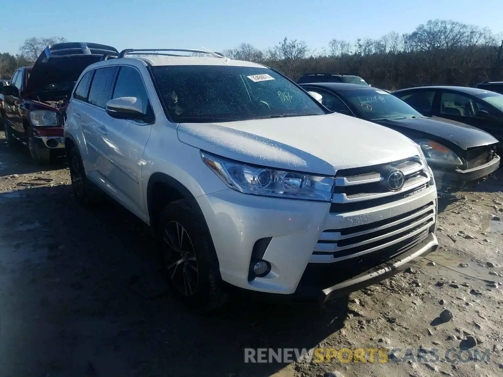 1 Photograph of a damaged car 5TDZZRFH6KS335195 TOYOTA HIGHLANDER 2019