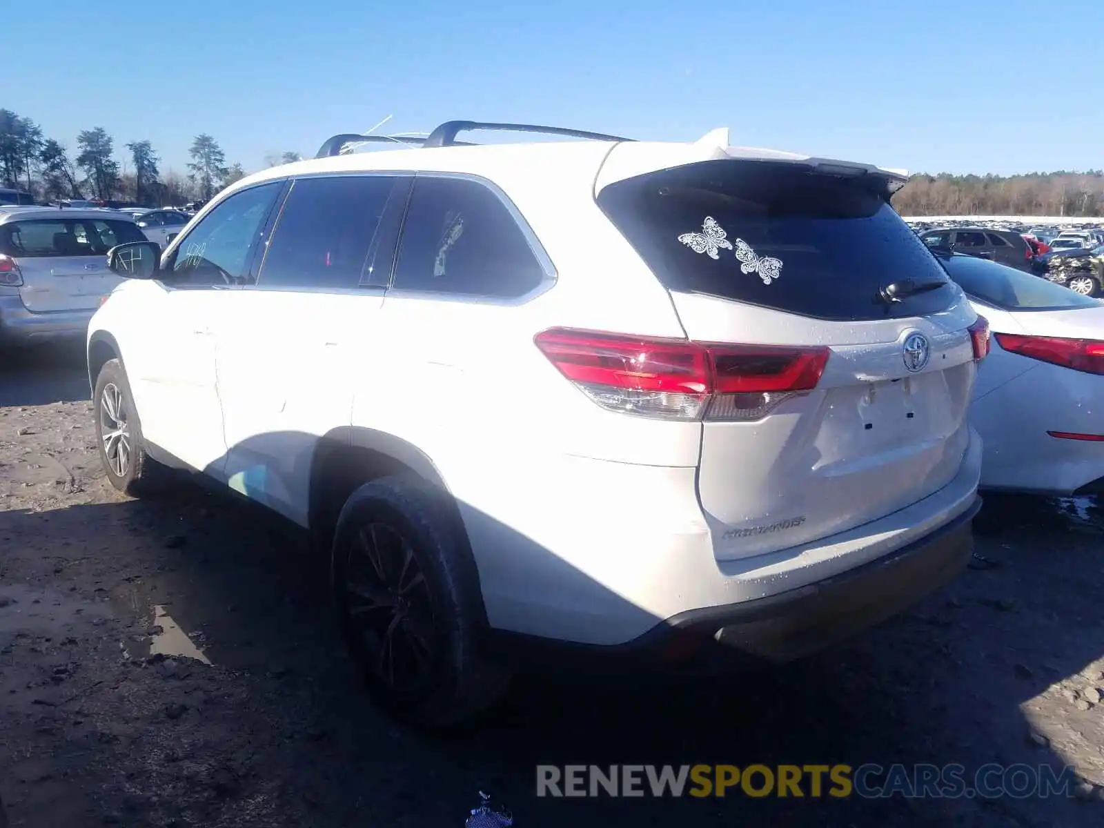 3 Photograph of a damaged car 5TDZZRFH6KS335195 TOYOTA HIGHLANDER 2019