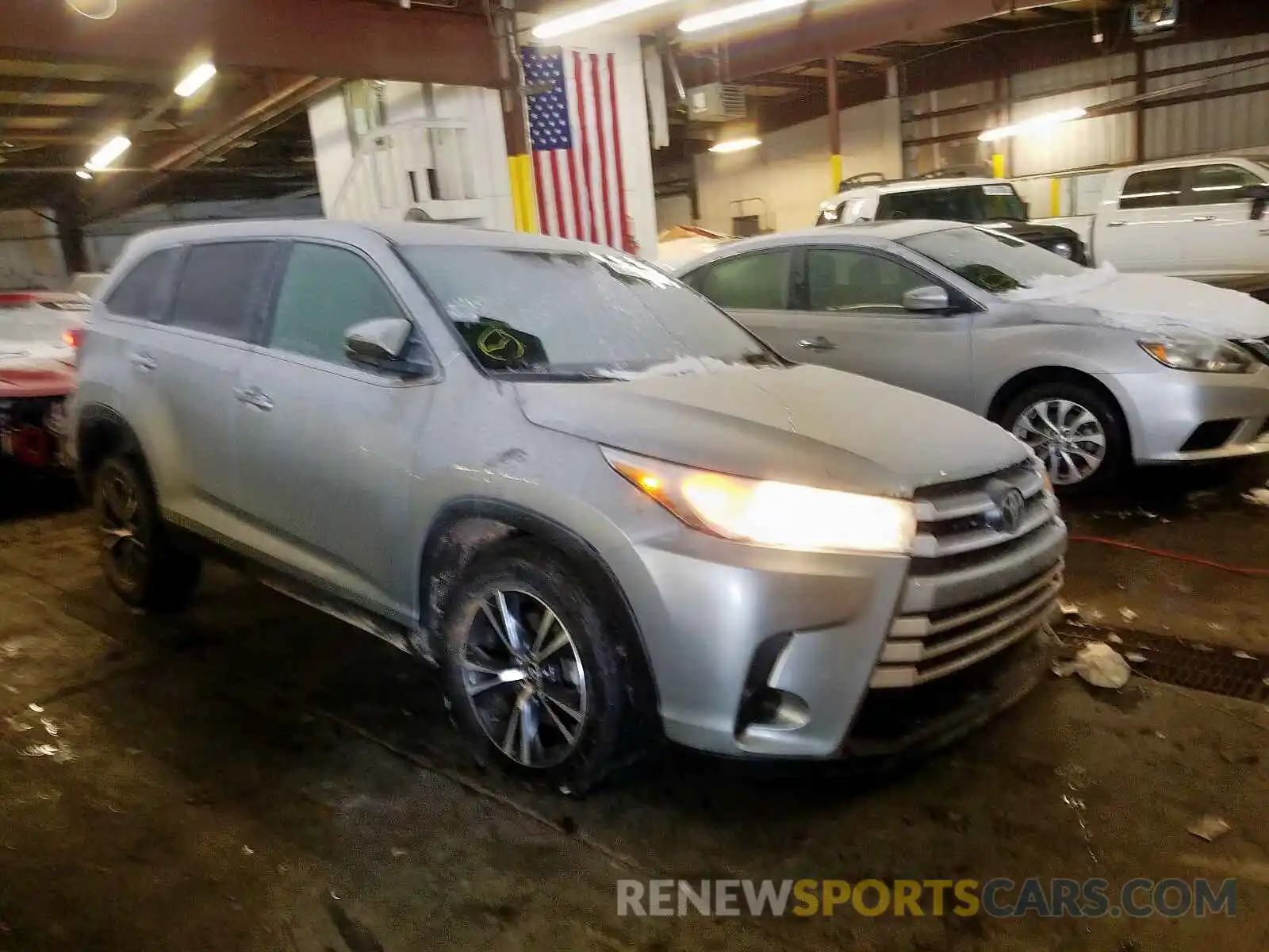 1 Photograph of a damaged car 5TDZZRFH6KS336671 TOYOTA HIGHLANDER 2019