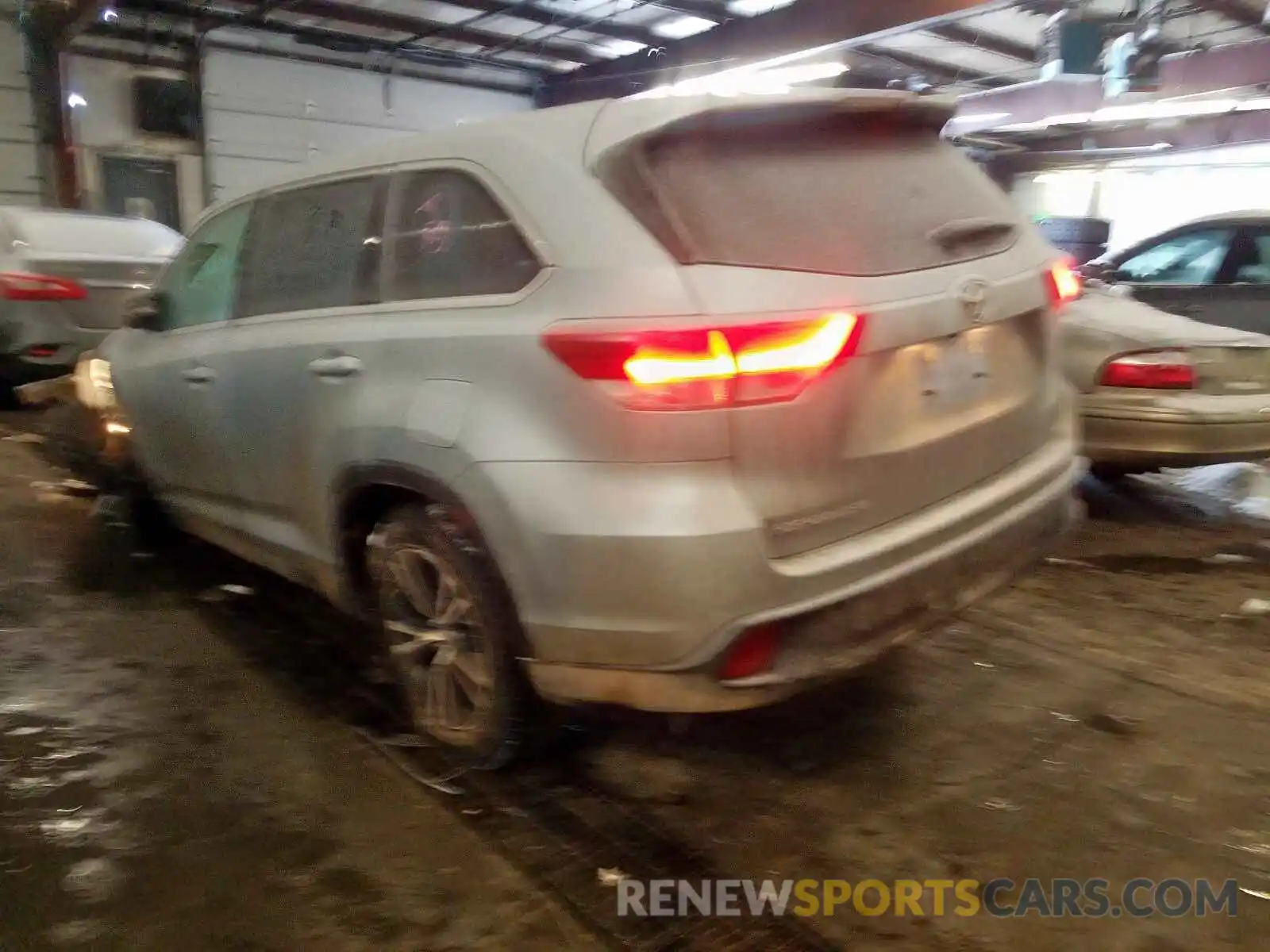 3 Photograph of a damaged car 5TDZZRFH6KS336671 TOYOTA HIGHLANDER 2019