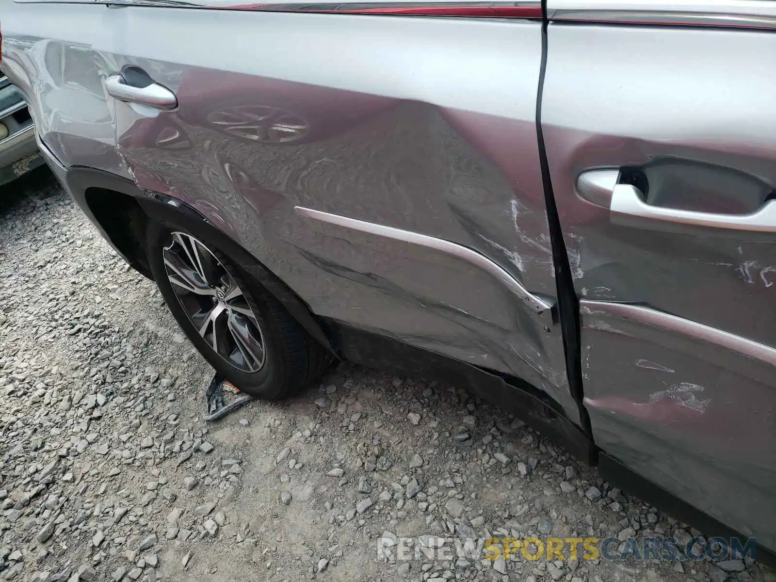 9 Photograph of a damaged car 5TDZZRFH6KS348111 TOYOTA HIGHLANDER 2019