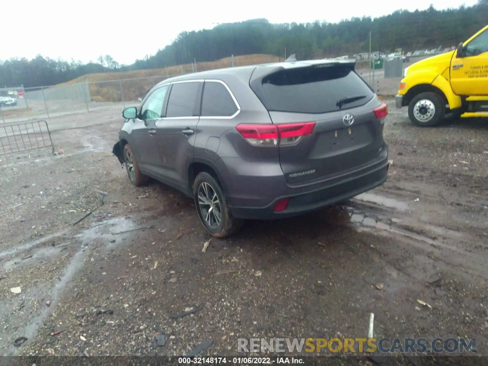 3 Photograph of a damaged car 5TDZZRFH6KS348612 TOYOTA HIGHLANDER 2019