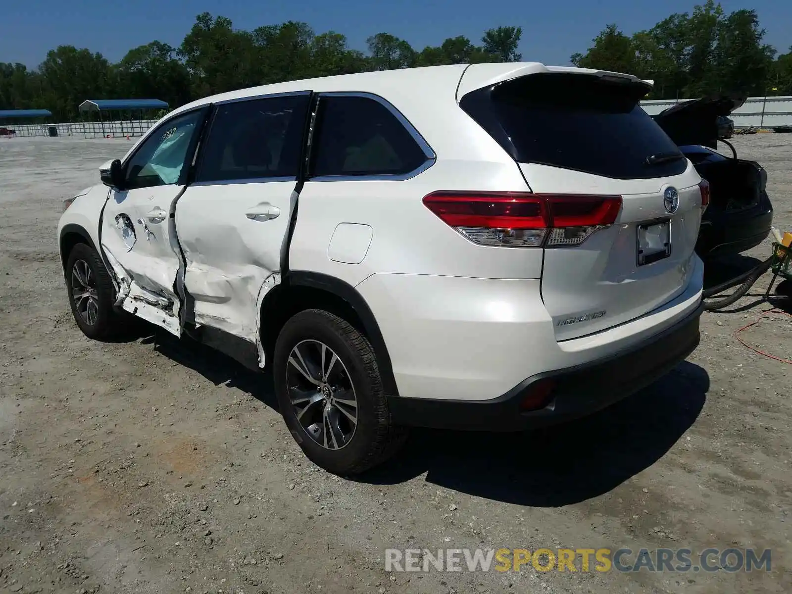 3 Photograph of a damaged car 5TDZZRFH6KS356001 TOYOTA HIGHLANDER 2019