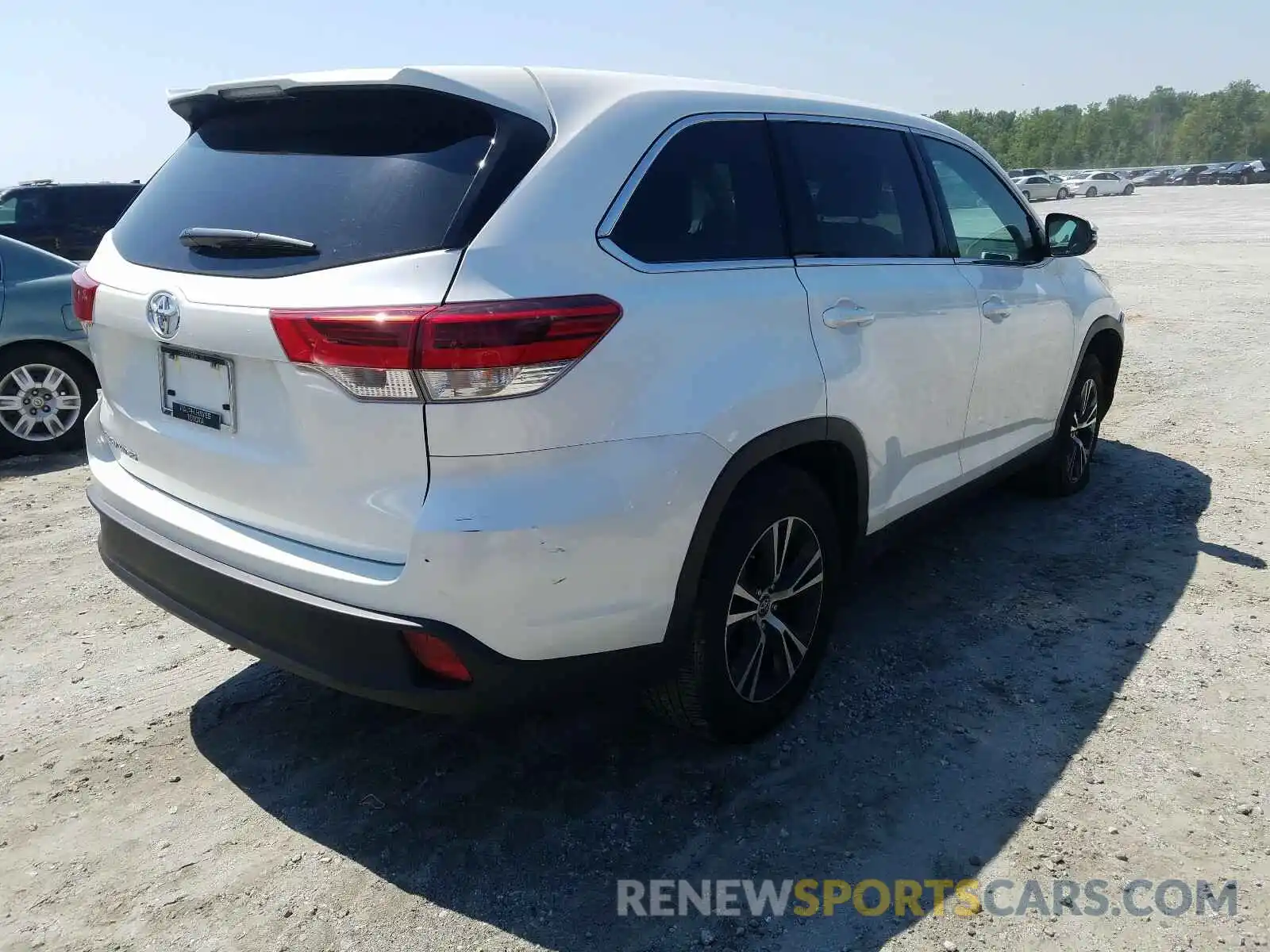 4 Photograph of a damaged car 5TDZZRFH6KS356001 TOYOTA HIGHLANDER 2019