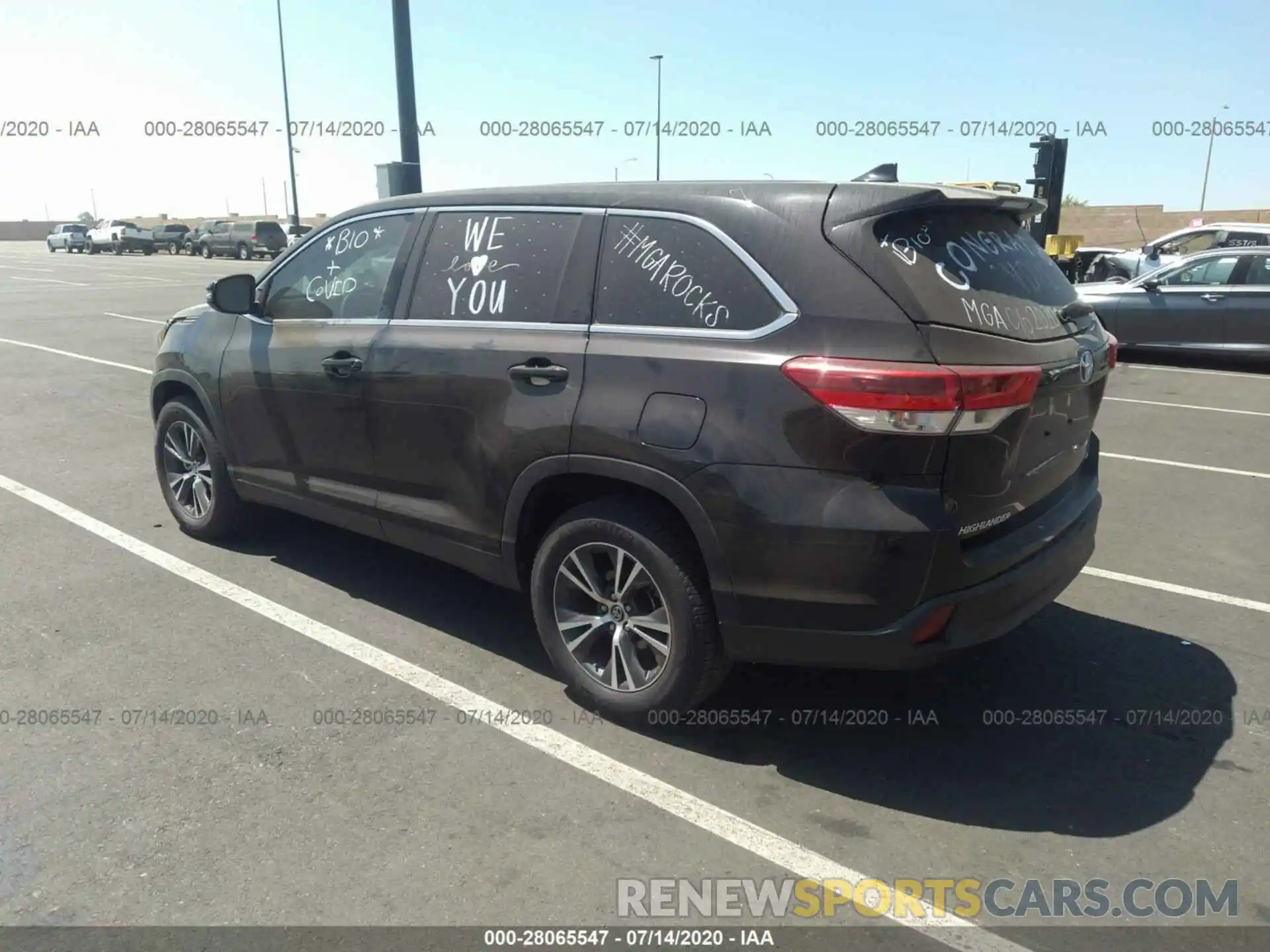 3 Photograph of a damaged car 5TDZZRFH6KS359688 TOYOTA HIGHLANDER 2019