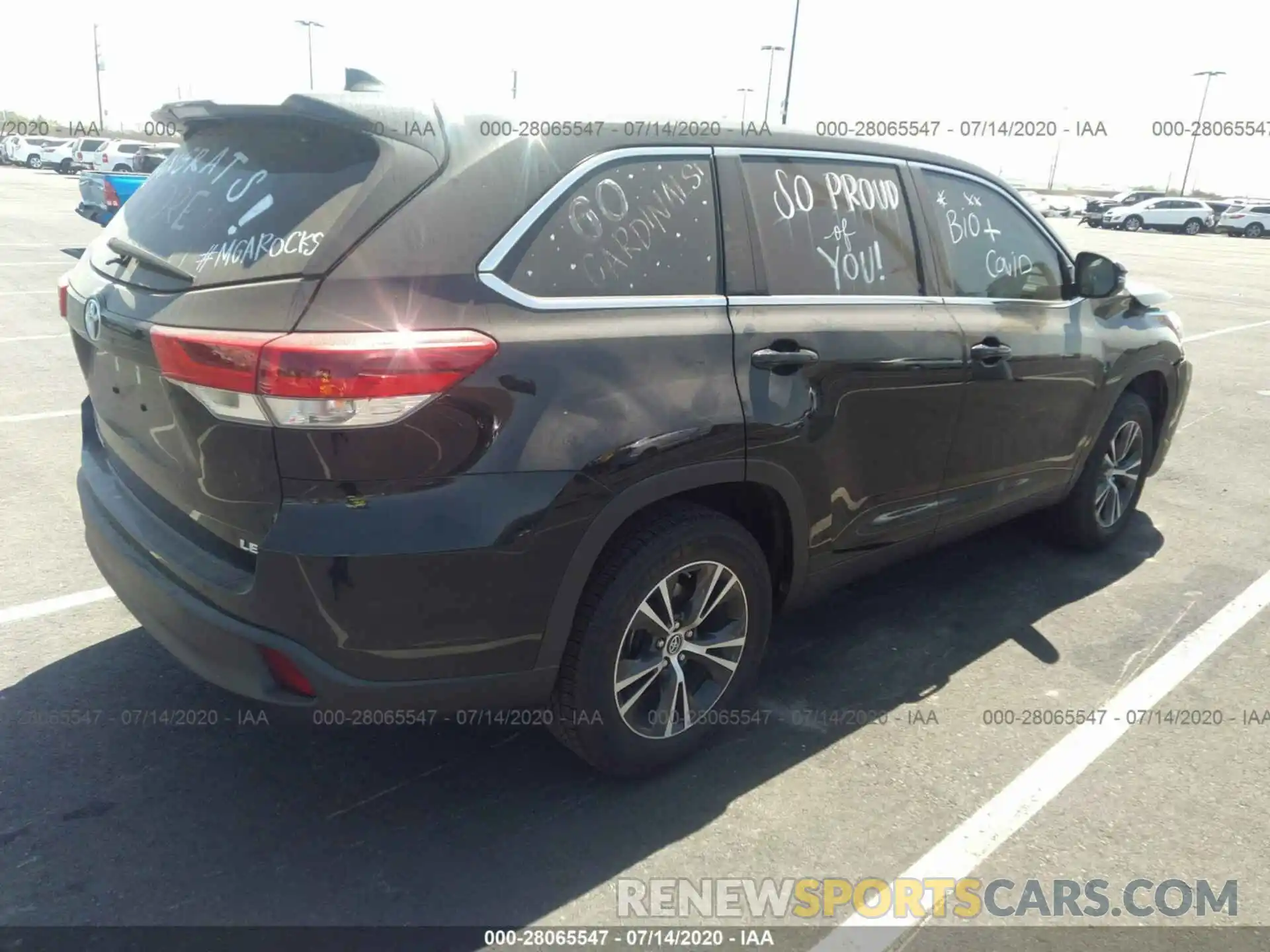 4 Photograph of a damaged car 5TDZZRFH6KS359688 TOYOTA HIGHLANDER 2019