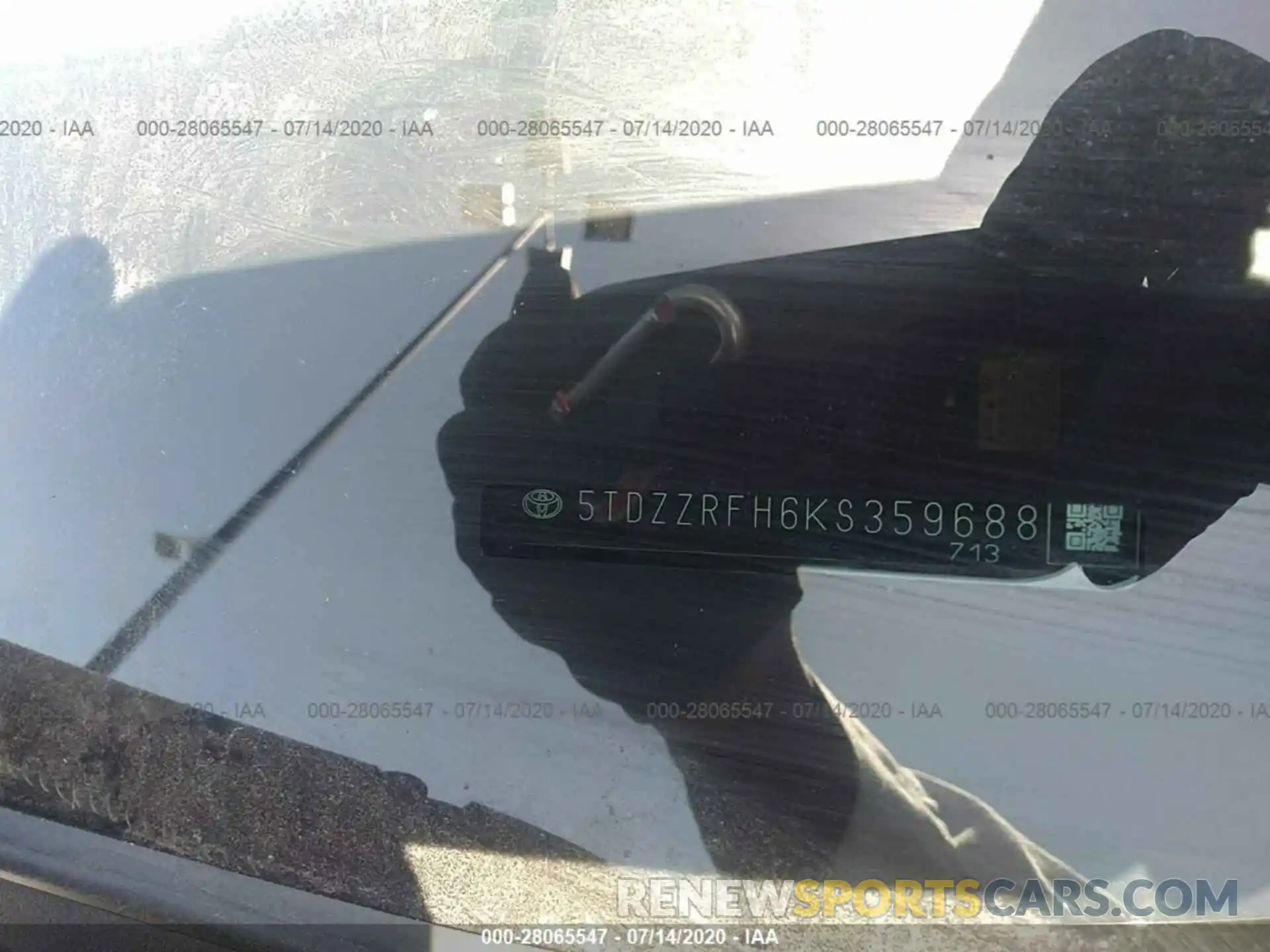 9 Photograph of a damaged car 5TDZZRFH6KS359688 TOYOTA HIGHLANDER 2019