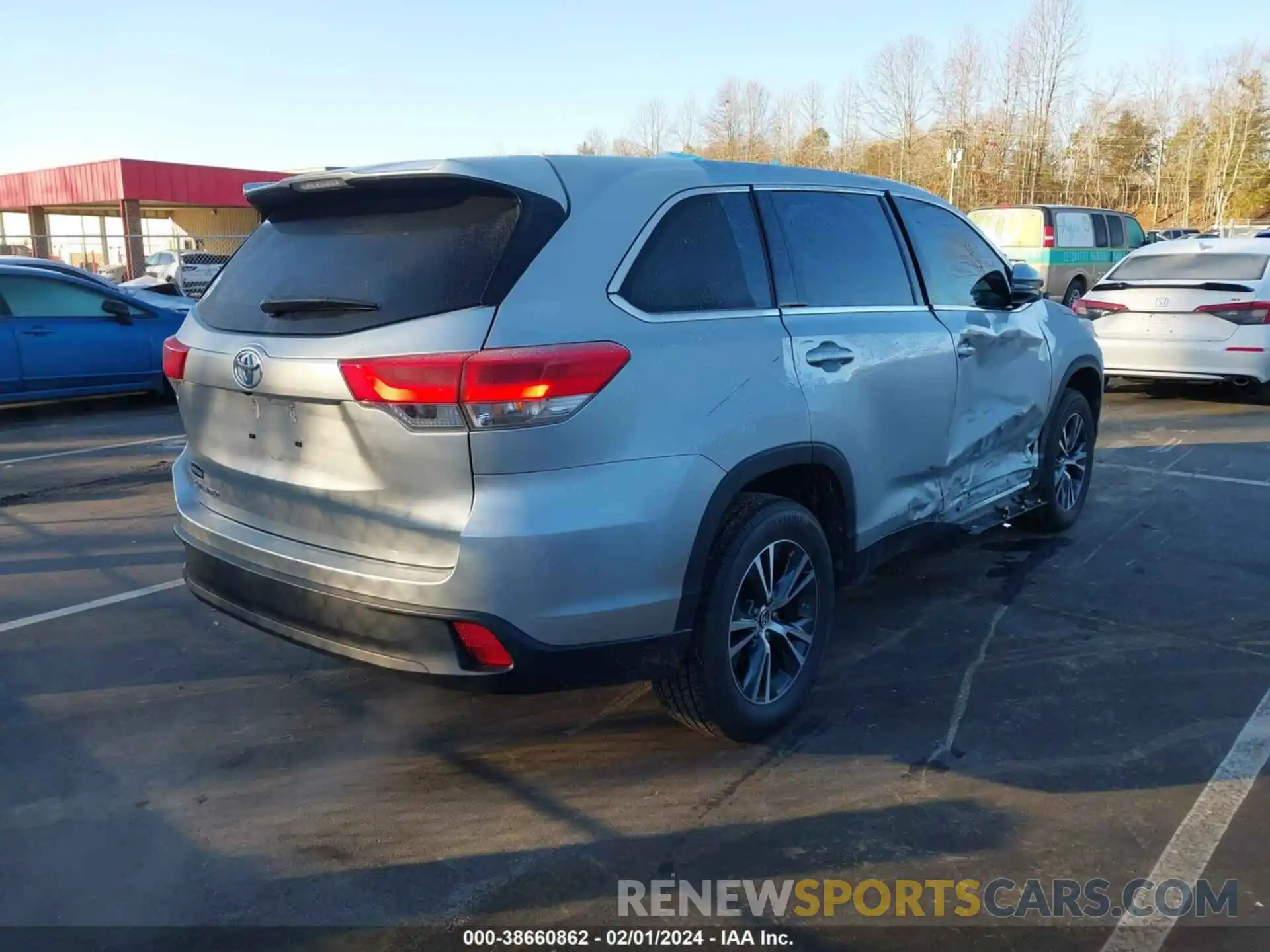 4 Photograph of a damaged car 5TDZZRFH6KS363935 TOYOTA HIGHLANDER 2019