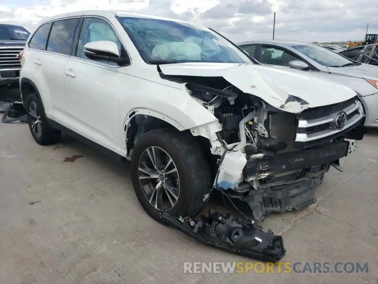 1 Photograph of a damaged car 5TDZZRFH6KS368228 TOYOTA HIGHLANDER 2019