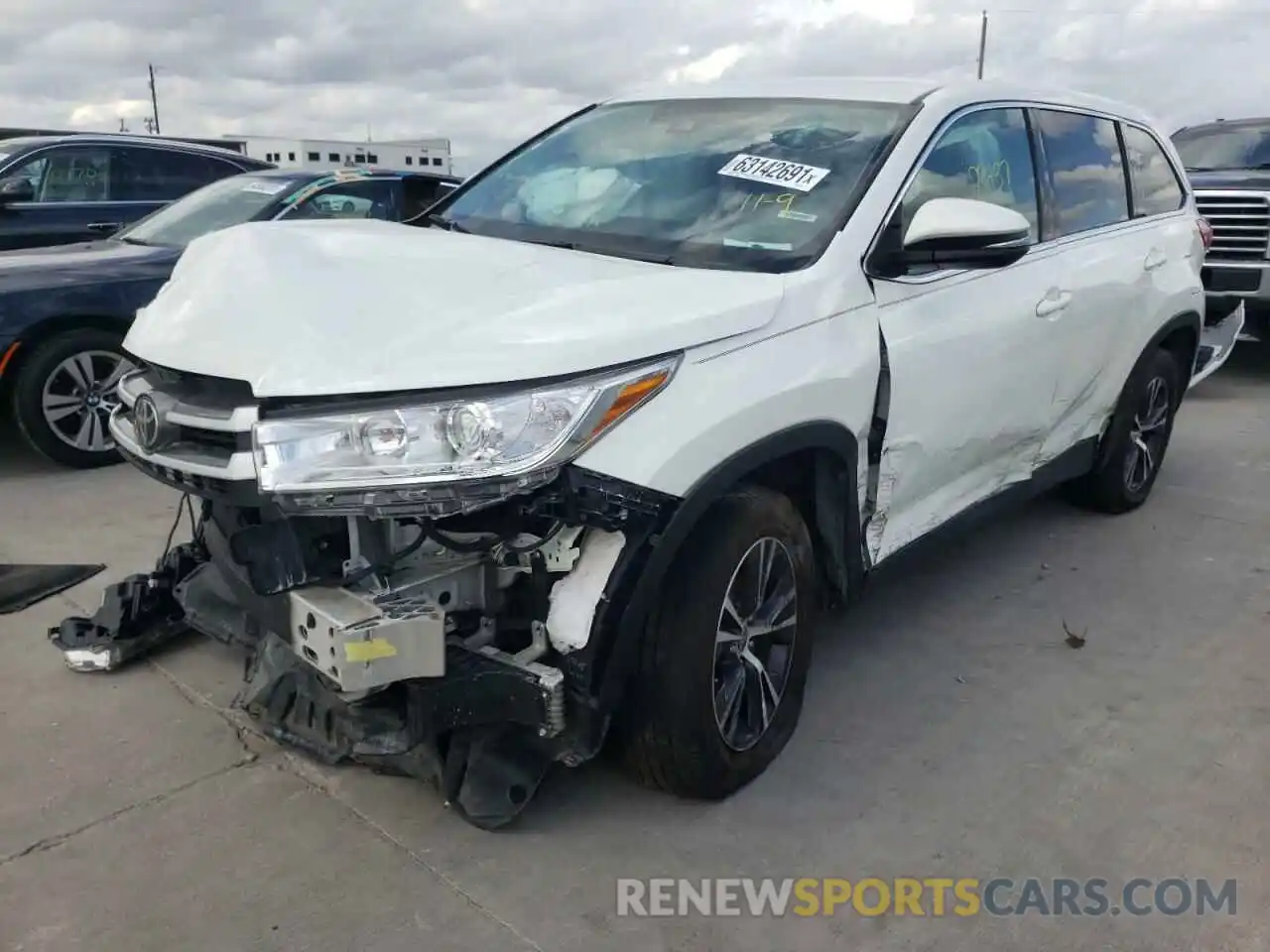 2 Photograph of a damaged car 5TDZZRFH6KS368228 TOYOTA HIGHLANDER 2019