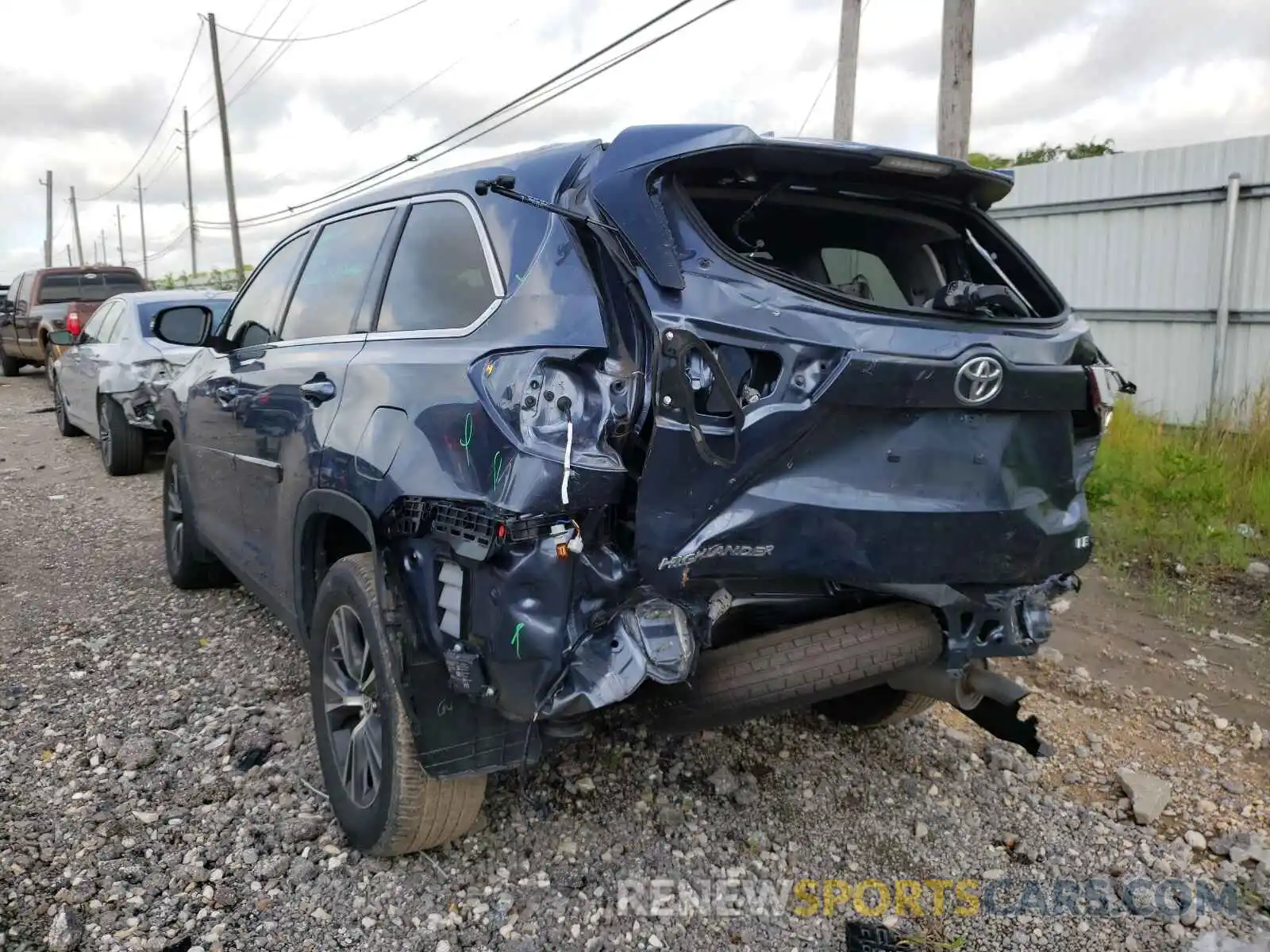 3 Photograph of a damaged car 5TDZZRFH6KS368455 TOYOTA HIGHLANDER 2019