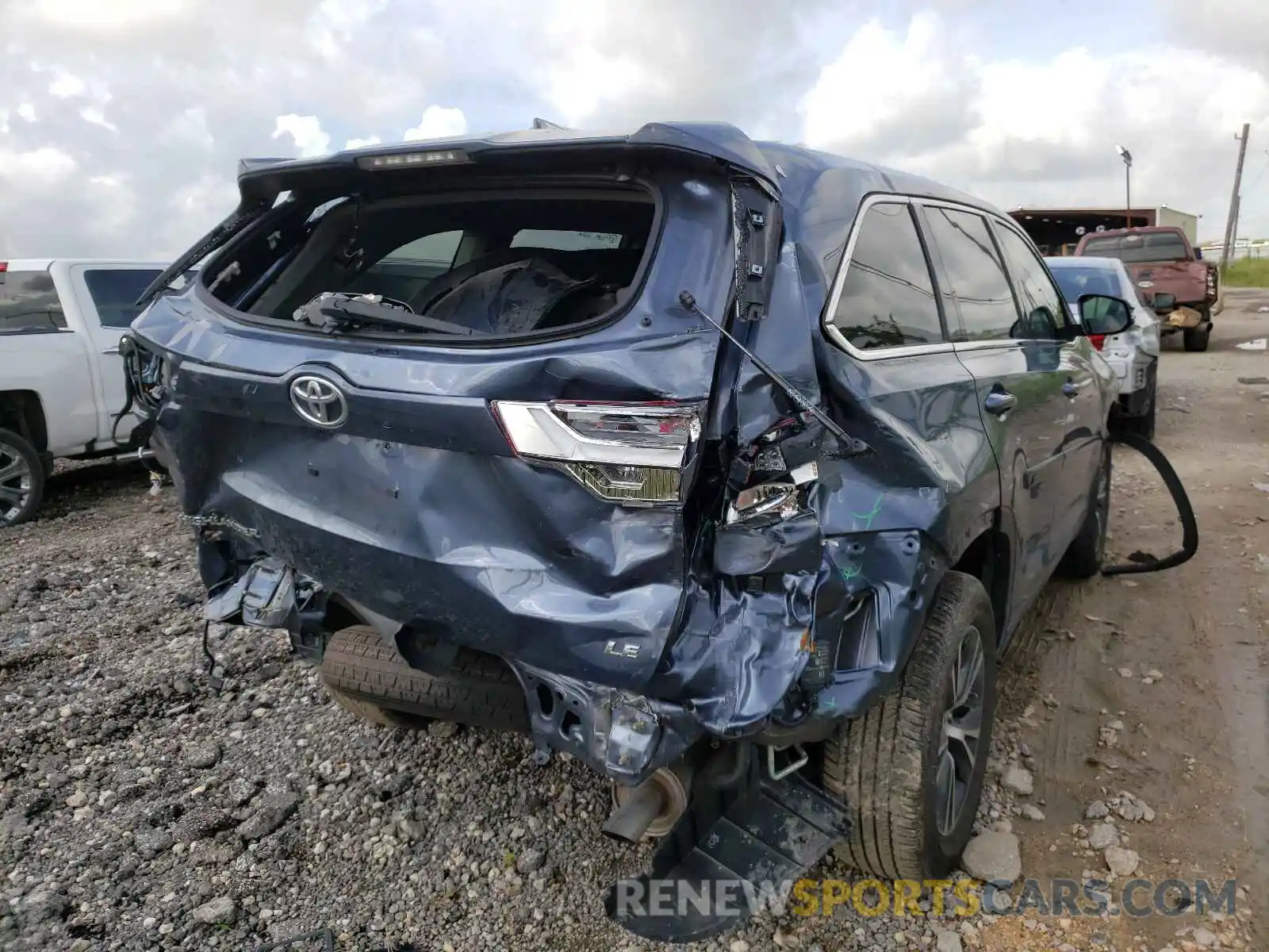 4 Photograph of a damaged car 5TDZZRFH6KS368455 TOYOTA HIGHLANDER 2019